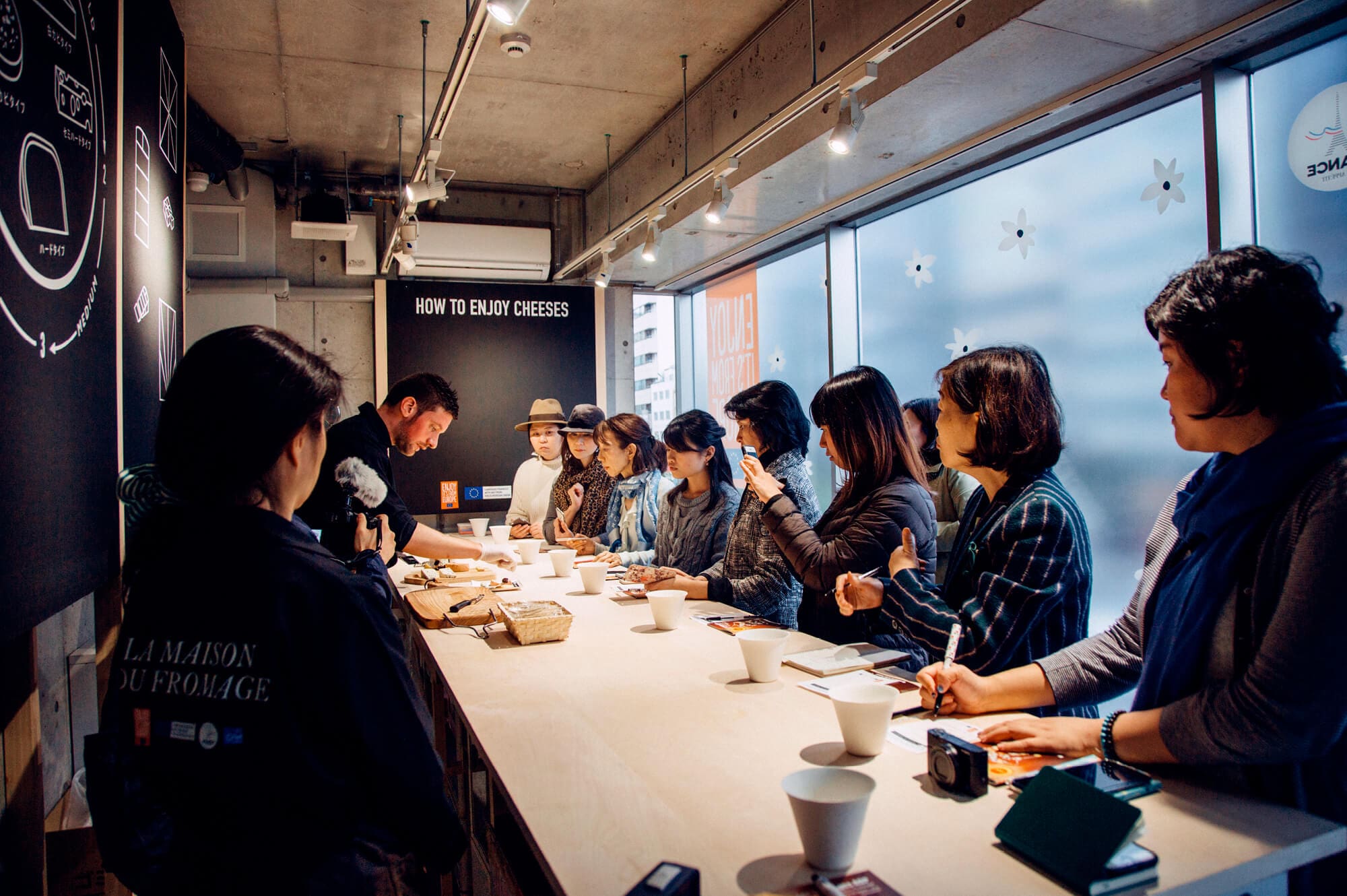 Degustation de fromages au pop up store de Tokyo au japon, design graphique de l'évènement IchetKar