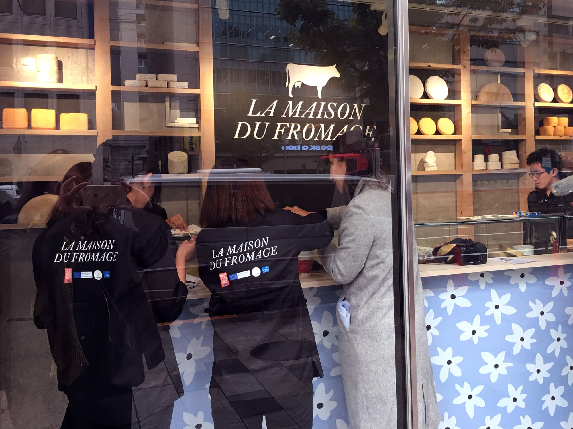 Pour la maison du fromage, IchetKar design l'intérieur du pop up ainsi que tous les supports de communication.