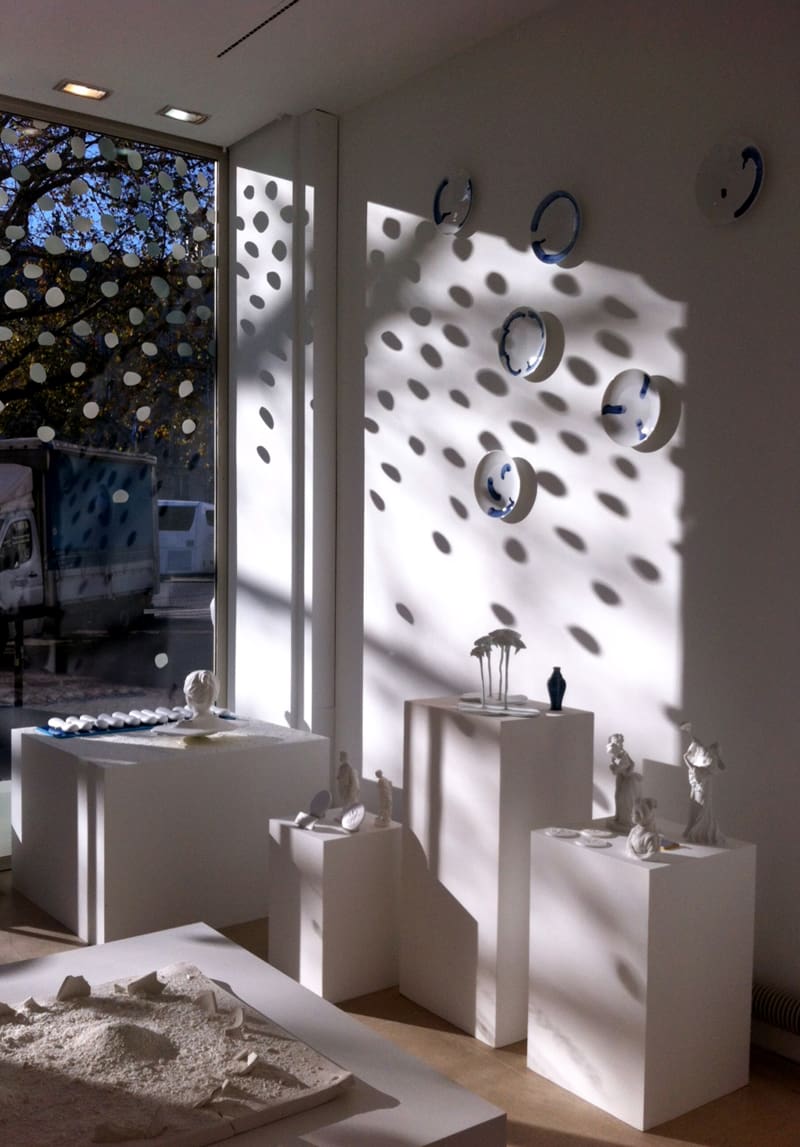 Les reflets de la vitrine de l'événement contes d'hiver, organisé par Sèvres céramique, design façade IchetKar