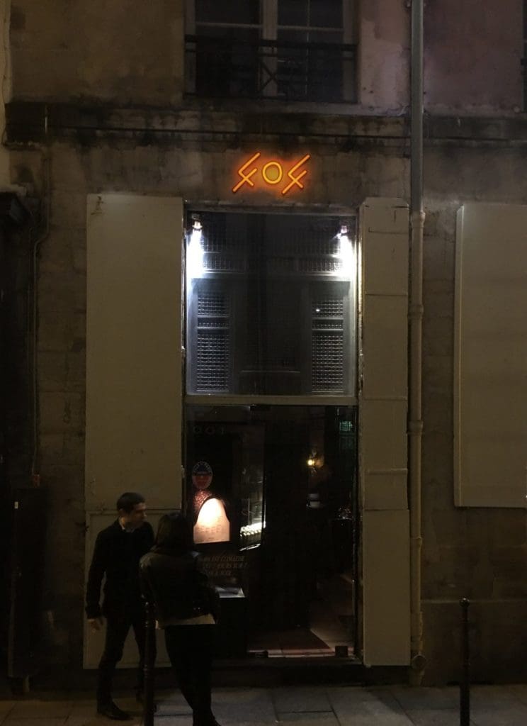 La devanture du 404 s'habille d'un néon rouge-orangé, design Ich&Kar