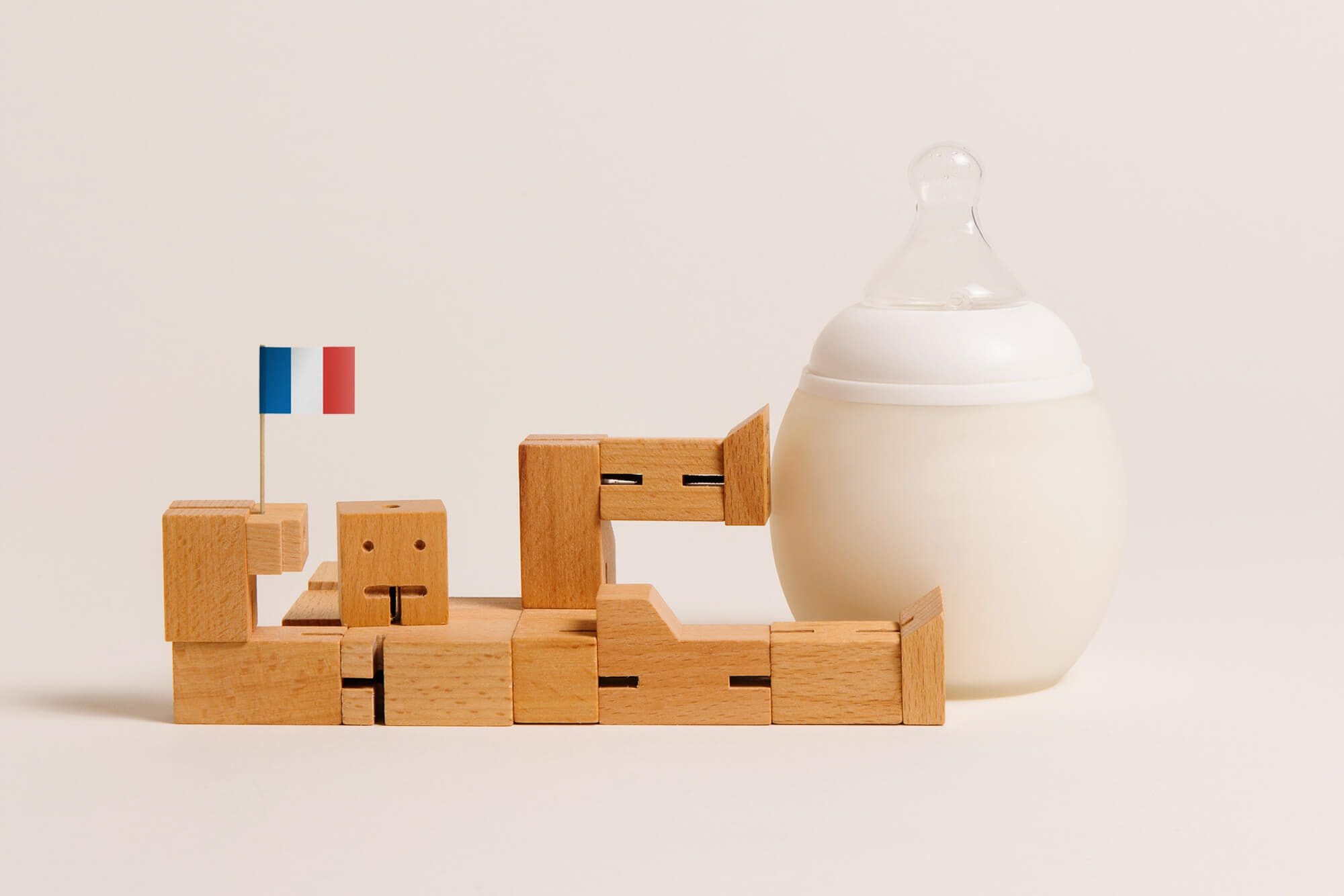 petit robot Cubebot viennent jouer et mettre en valeur les courbes du BibRond Ehlée, photographie de Colombe Clier sous la direction de IchetKar
