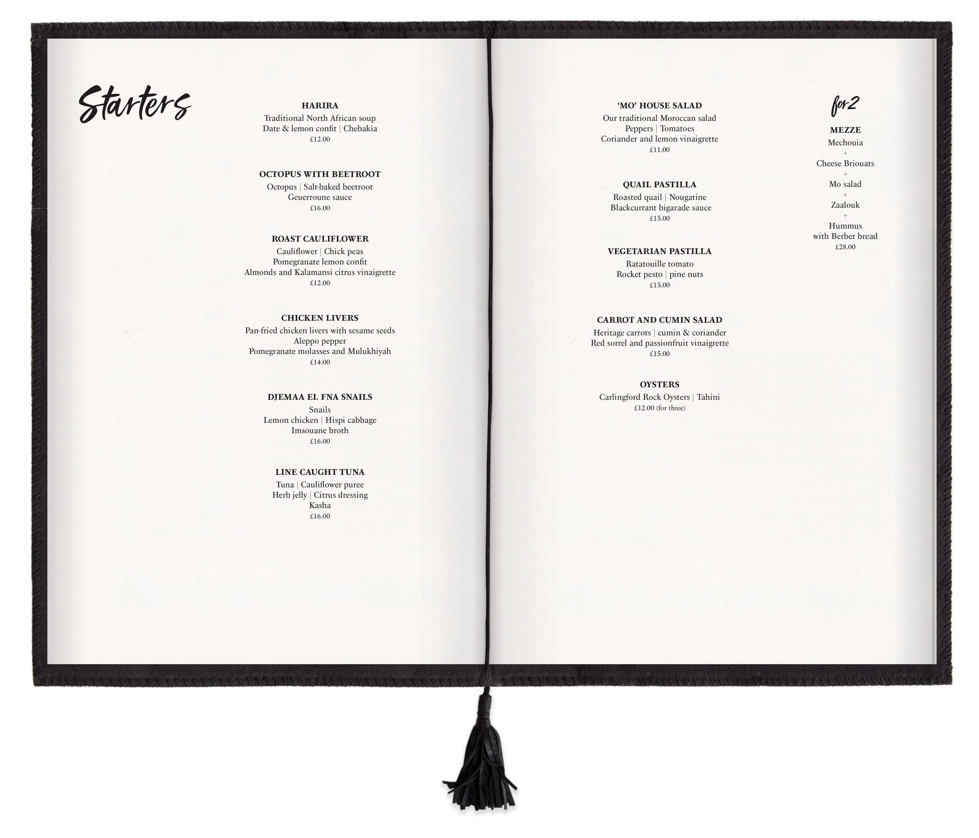 double page du menu Momo, mis en page par le studio de graphisme Ich&Kar, avec des titres noirs en calligraphie tendance noir et blanc