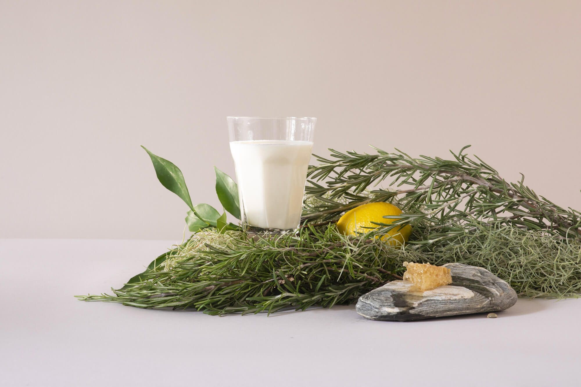 photographie nature en studio sur le thème du lait, recette de lait infusé au romarin citron miel, direction artistique des photographies par le studio Ich&Kar