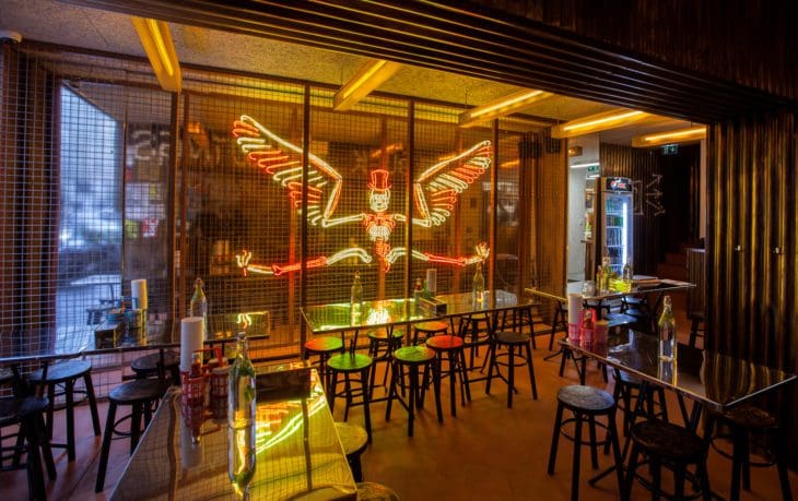 Neon squelette : Ich&Kar signe une déco vaudou pour le tout nouveau concept Fry de Street BKK, une référence du fried chicken à Paris.