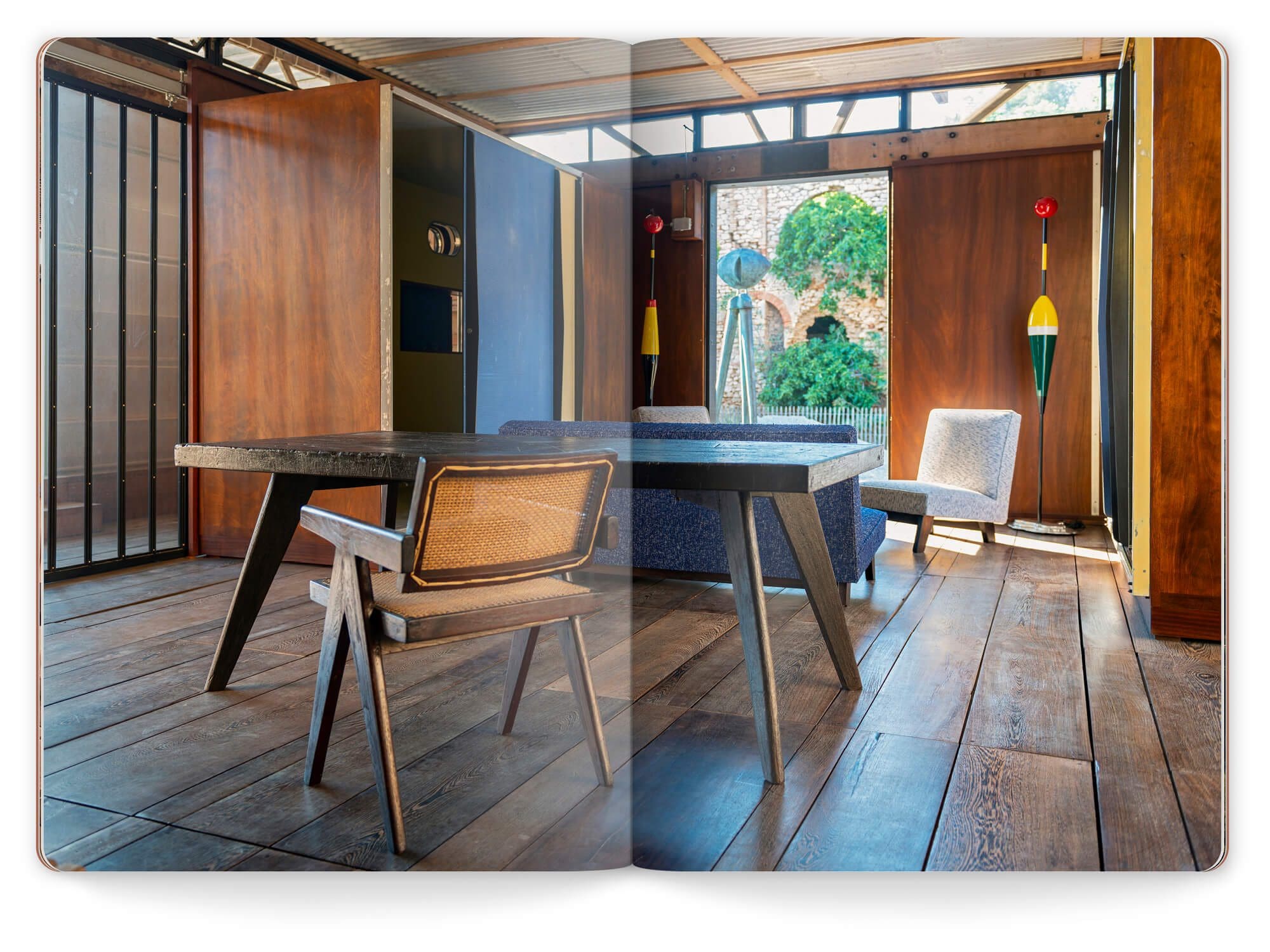 Double page montrant du mobilier Jean Rpuvé et Pierre Jeanneret à la friche de l'escalette