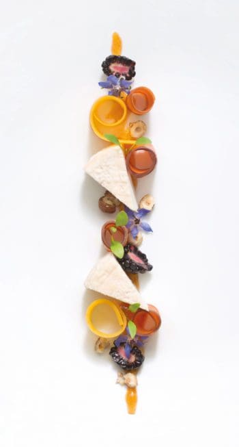 Photographiées par Nathalie Carnet, les compositions fromagères du chef Valentin Néraudeau sont mises en valeur par Ich&Kar.