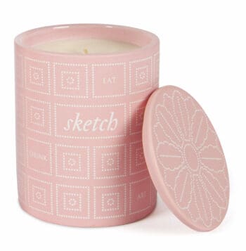 Ichetkar dessine la céramique et le coffret de la bougie emblématique Sketch Powder Candle, créée en collaboration avec le nez Azzi Glasser de The Perfumers Story par Sinead Mallozzi et Sylvain Chevelu.