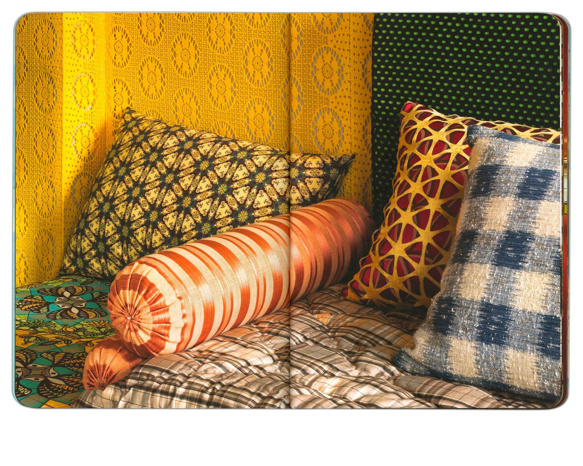 double page du livre COLORS 2021 pour annabel Karin Kassar, design ichetkar