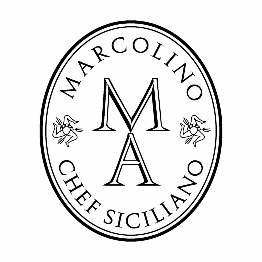 IchetKar dessine Un logotype comme une piécette retrouvée. Le caractère majuscule comme taillé dans la pierre donne une dimension historique et intemporelle aux inscriptions Marcolino et Chef Siciliano.