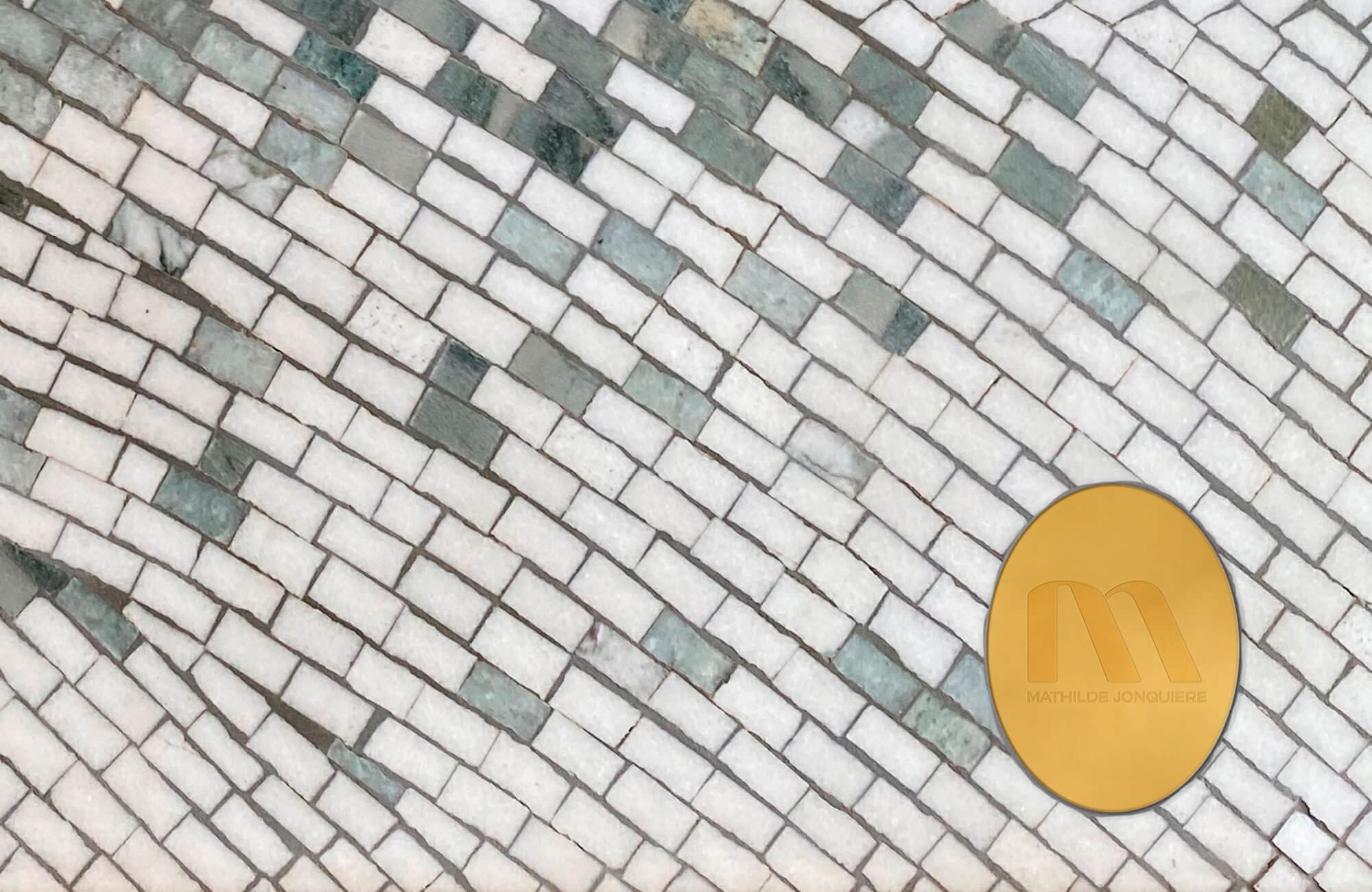 La plaque en laiton, signature de la mosaïste Mathilde Jonquiere, design Helena Ichbiah