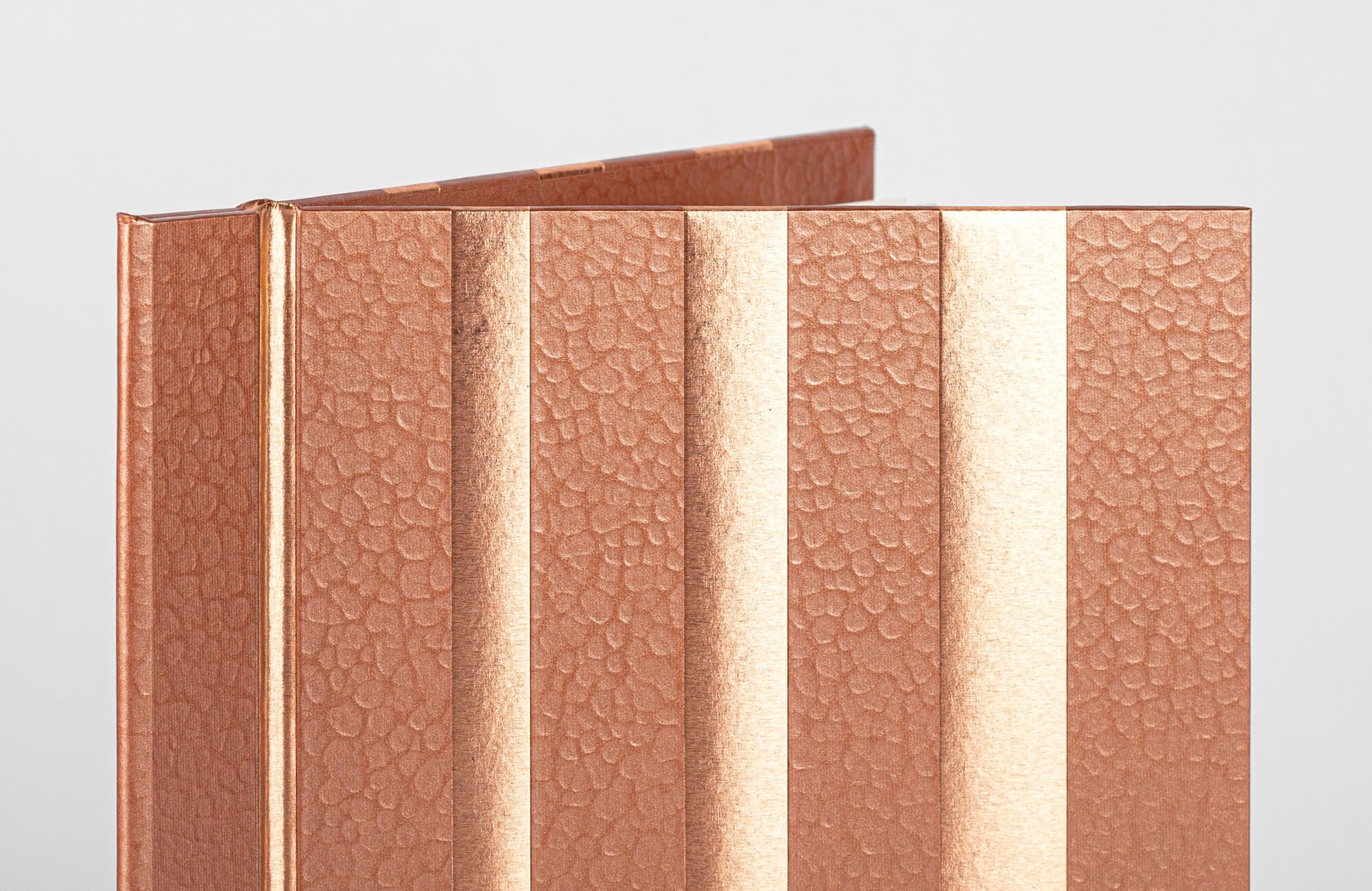 Une fabrication haute couture pour le porte menu du Restaurant Gaya du chef Pierre Gagnaire, design réalisé par Ich&Kar