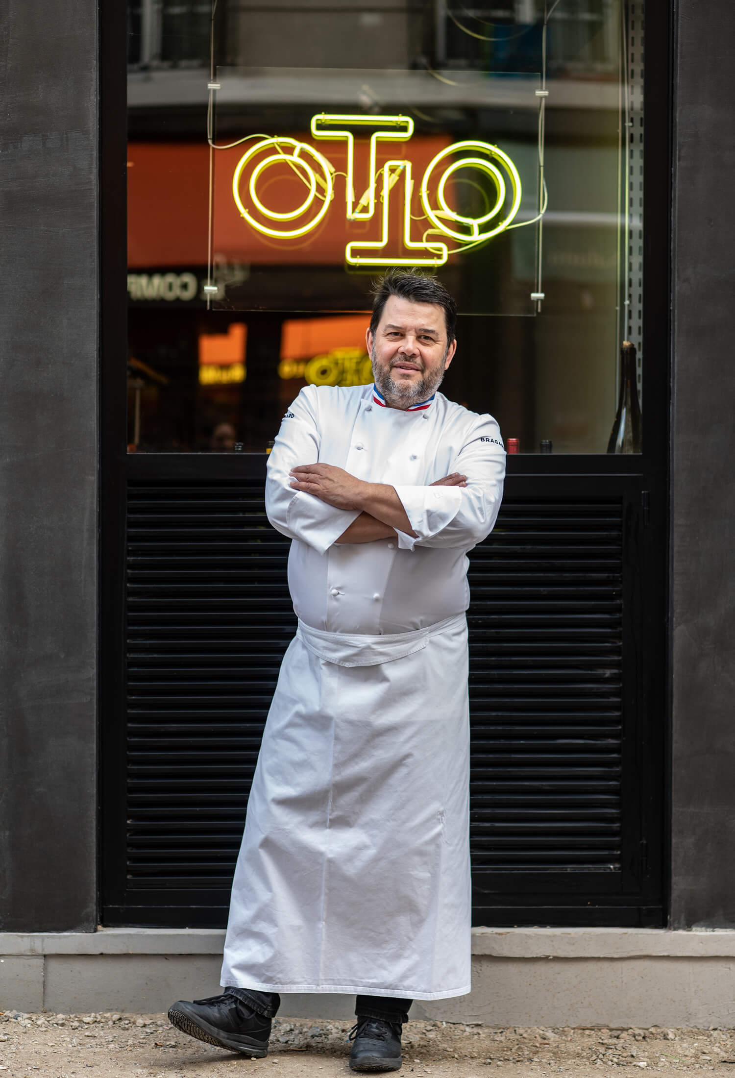 trochon devant le neon otto dessiné par ichetkar