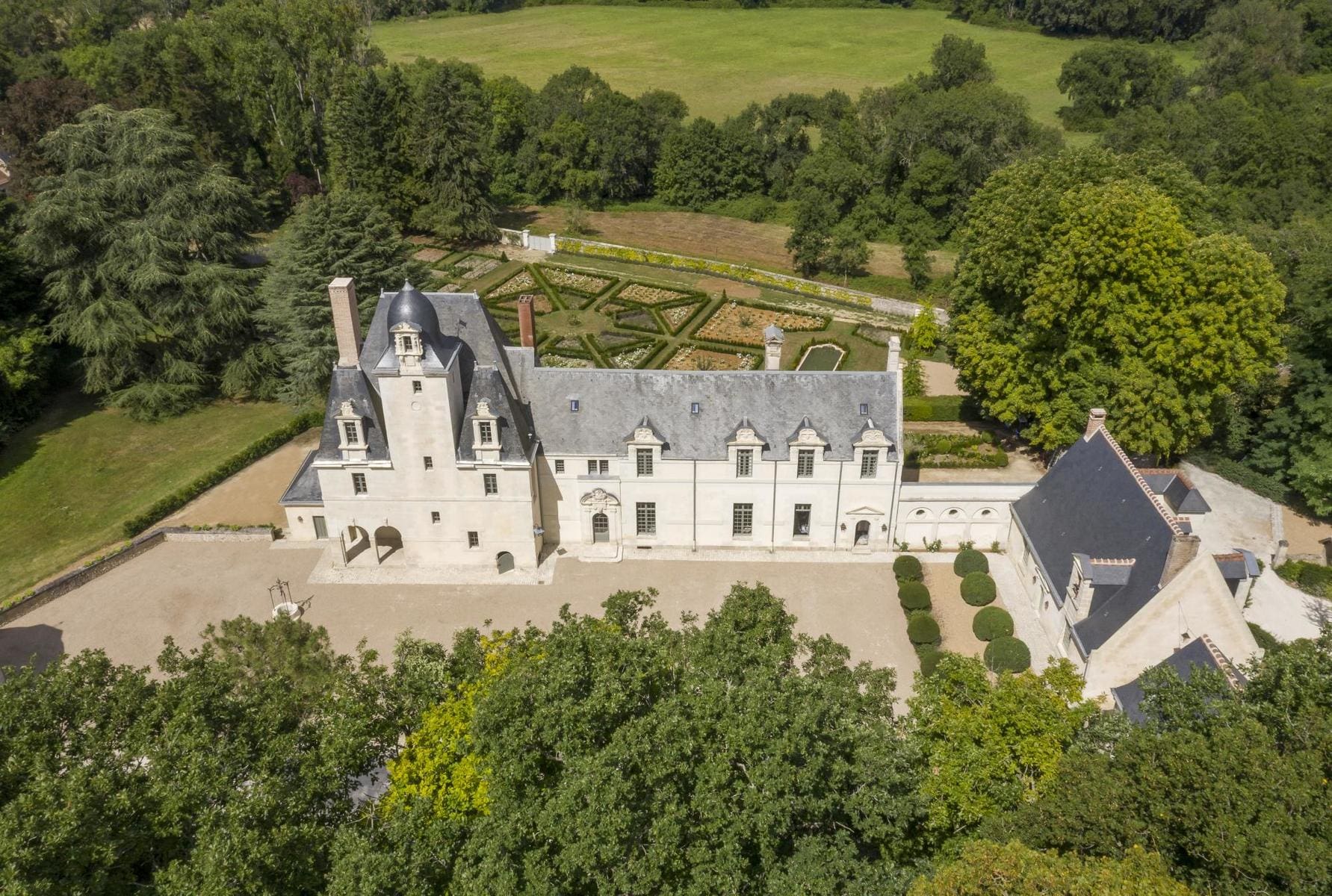 chateau-louise-de-la-valliere-home-007