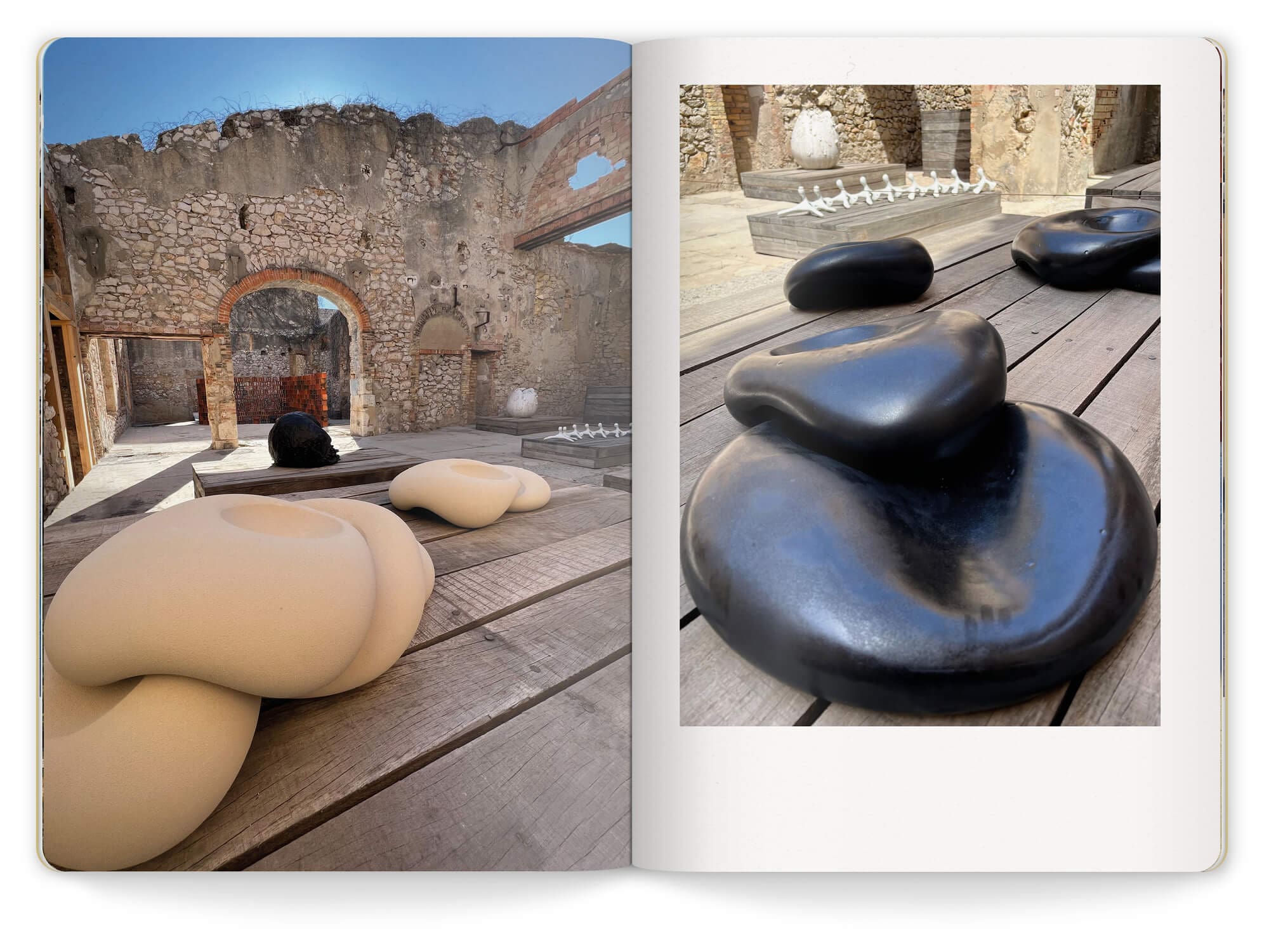 Double page photo du livret de l'exposition Objets à réaction poétique avec les photos des sculptures formes molles de Baptiste & Jaïna pour la friche de l'escalette à Marseille. Design Ichetkar