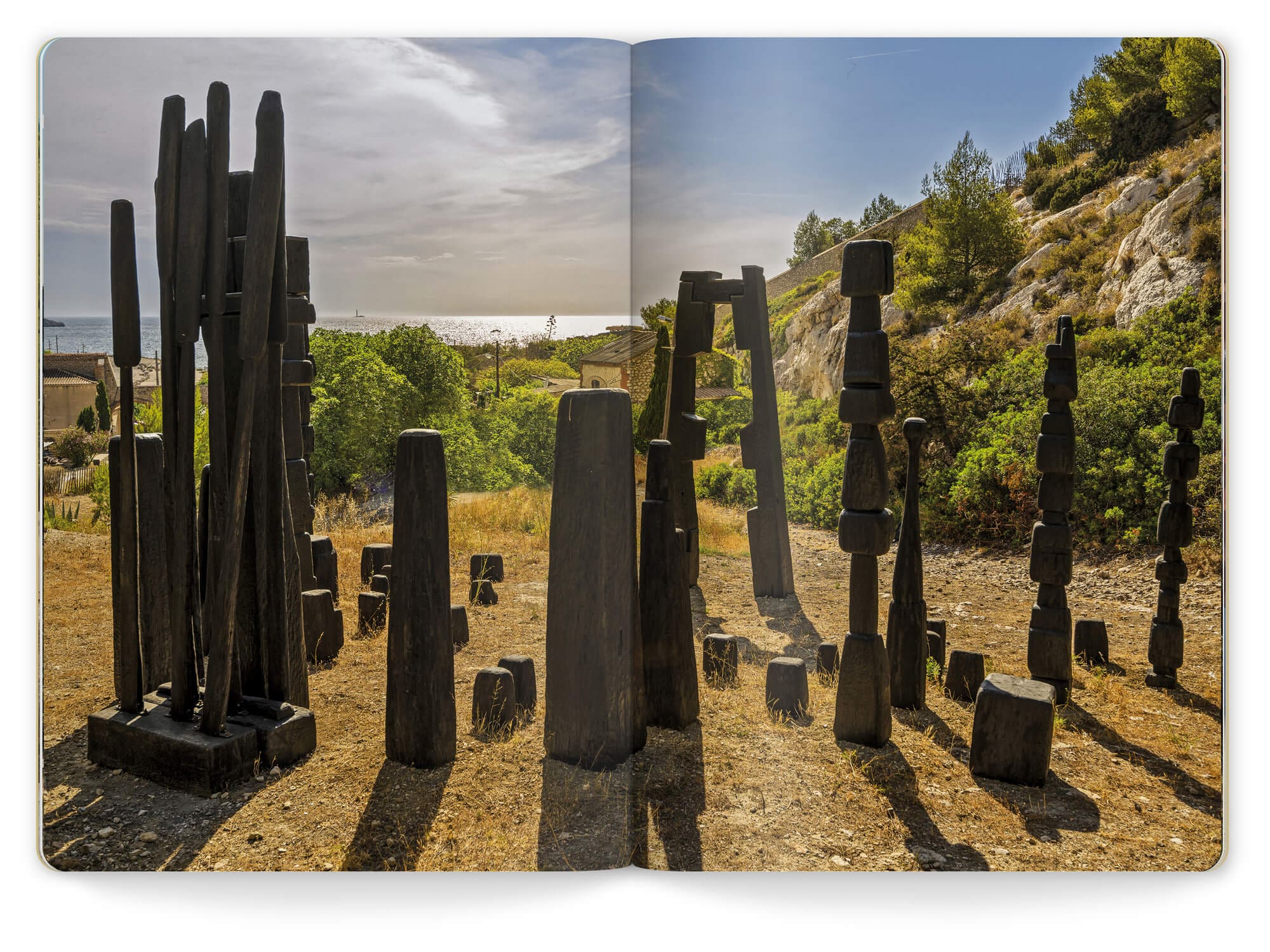 Double page photo de l'été de la Foret de Francois Stahly à la Friche de l'escalette à Marseille.