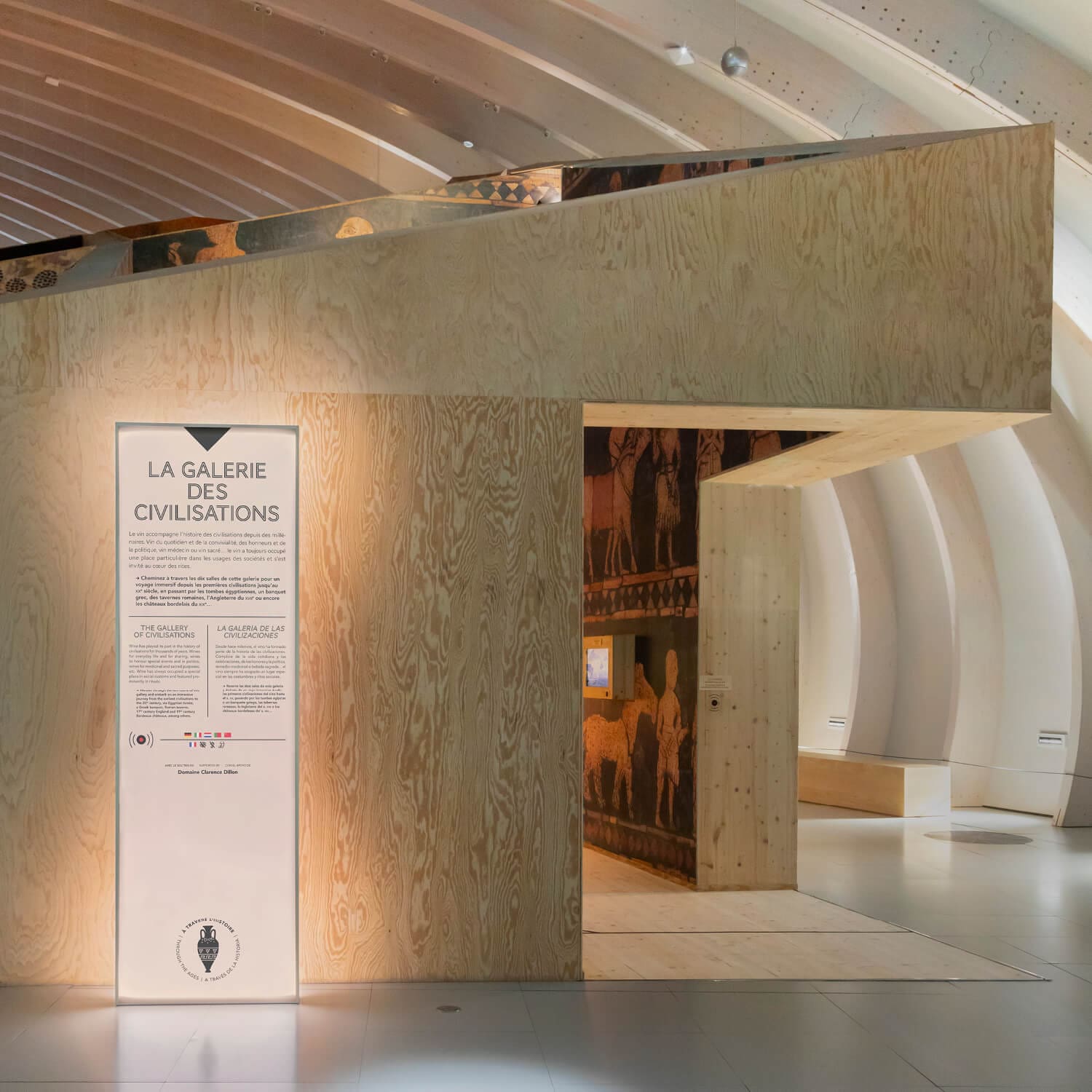 le totem 'galerie des civilisations' de ichetkar pour la cite du vin de bordeaux