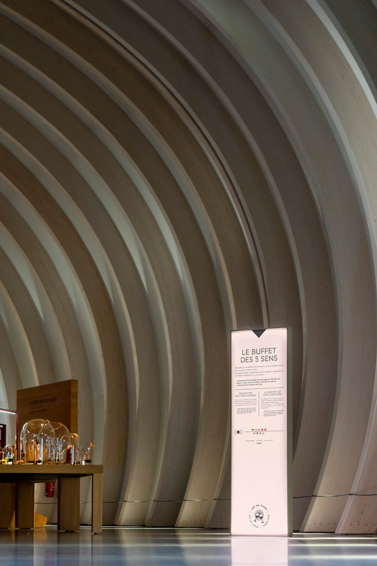 le totem 'buffet des 5 sens' de ichetkar pour la cite du vin de bordeaux