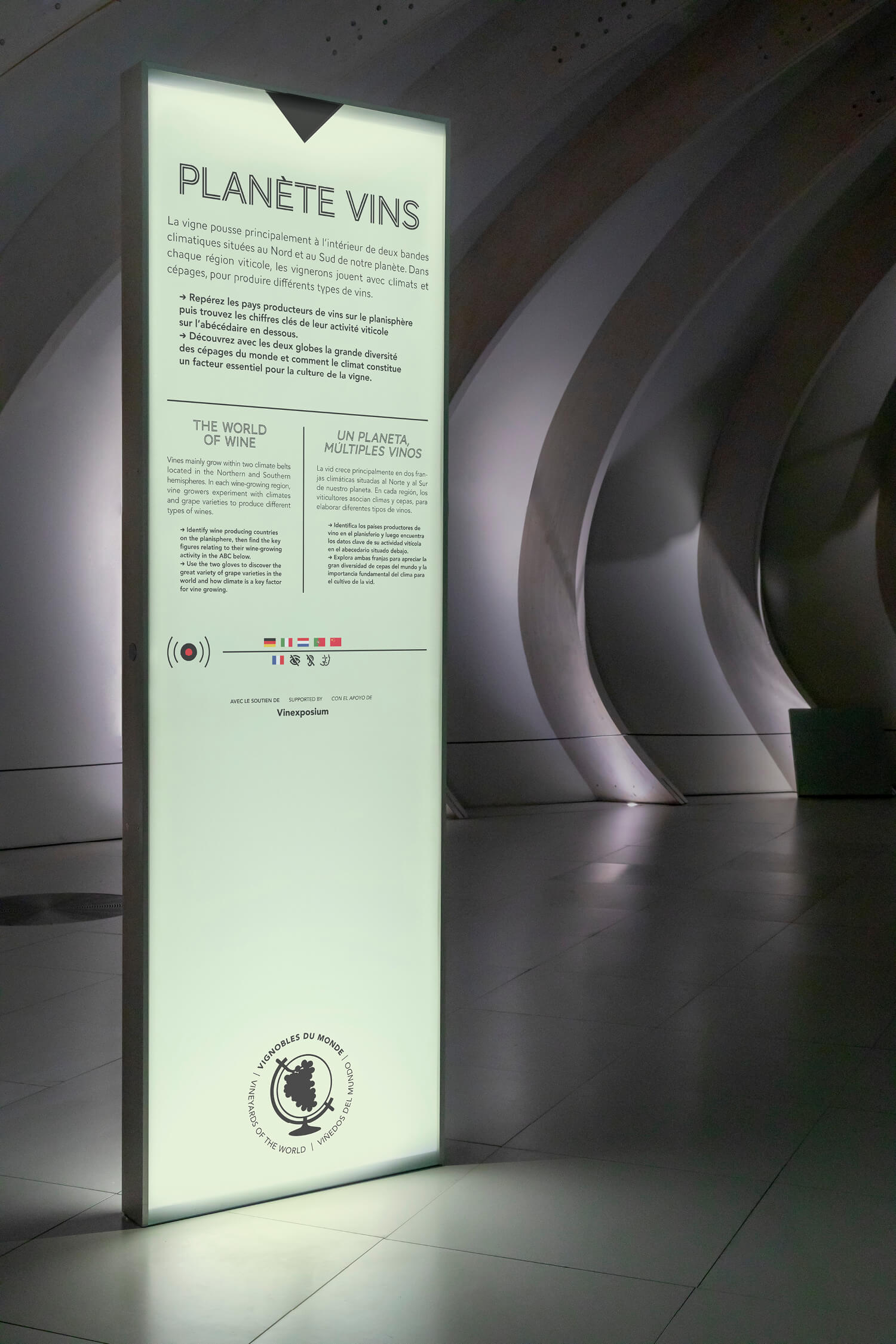 le totem 'planete vins' de ichetkar pour la cite du vin de bordeaux