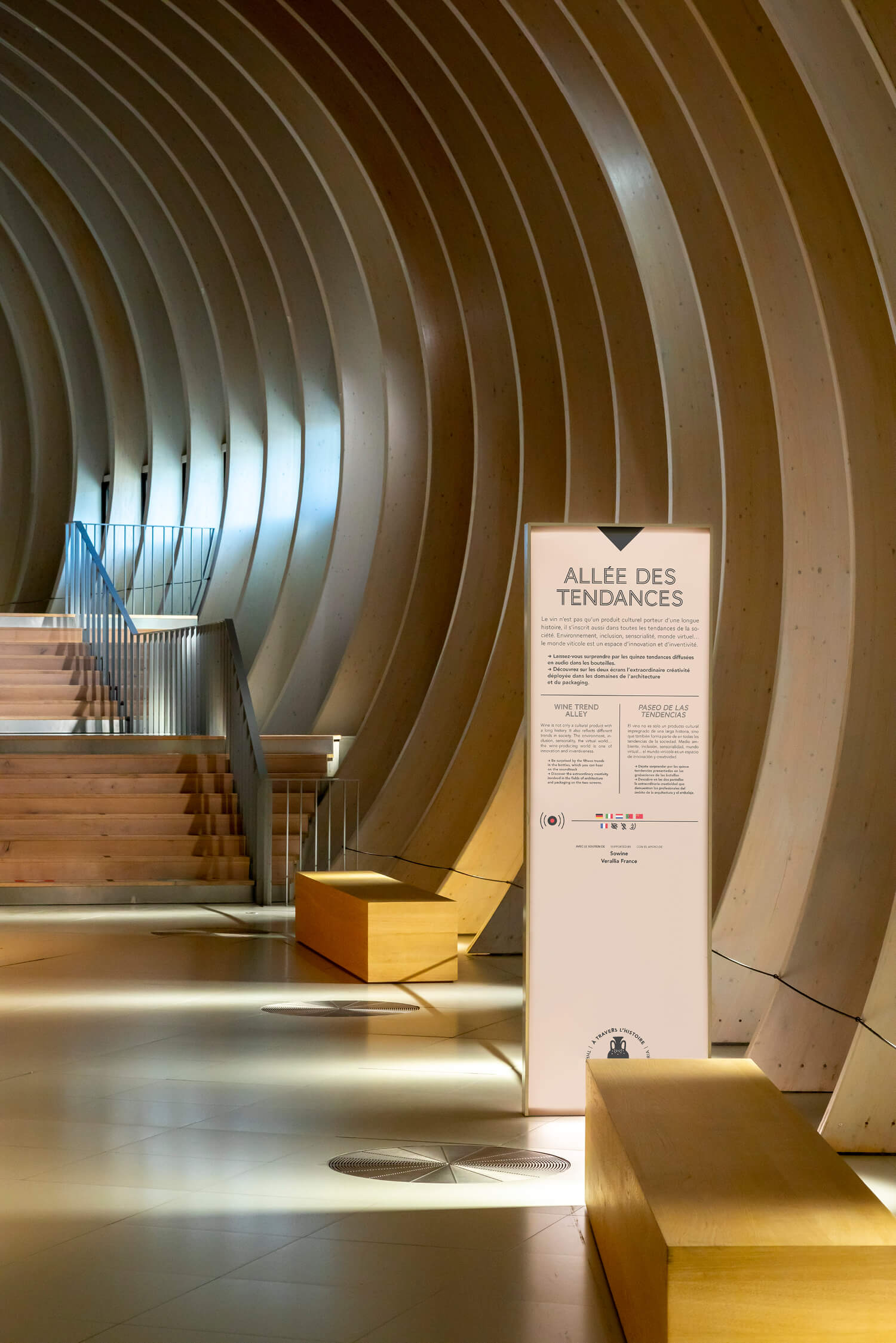 le totem 'allée des tendances' de ichetkar pour la cite du vin de bordeaux
