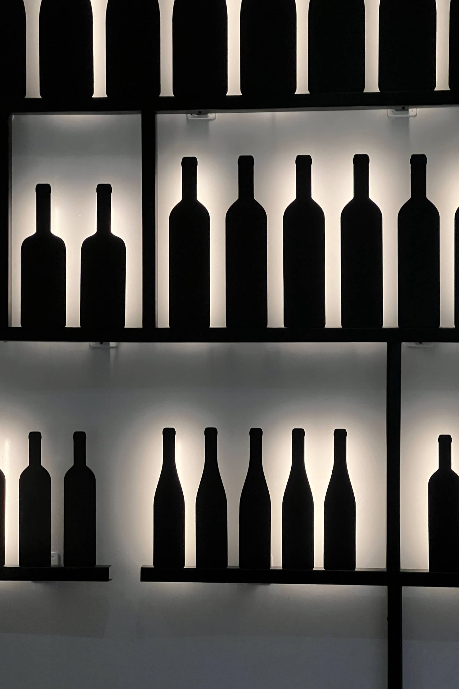 Les bouteilles dessinées par IchetKar habille le mur de l'espace le vin et moi à la cité du vin de Bordeaux