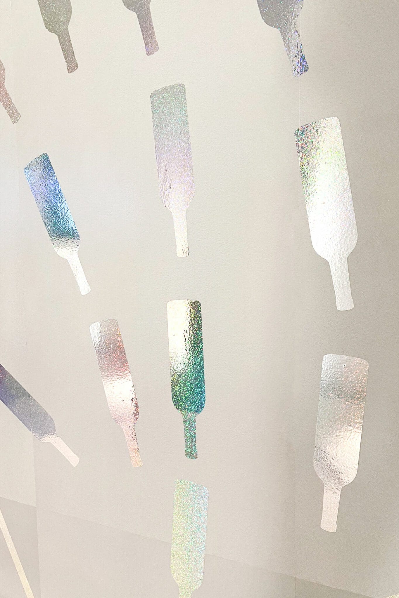 zoom sur l'explosion pop des bouteilles composé pour la cite du vin de bordeaux, design ichetkar