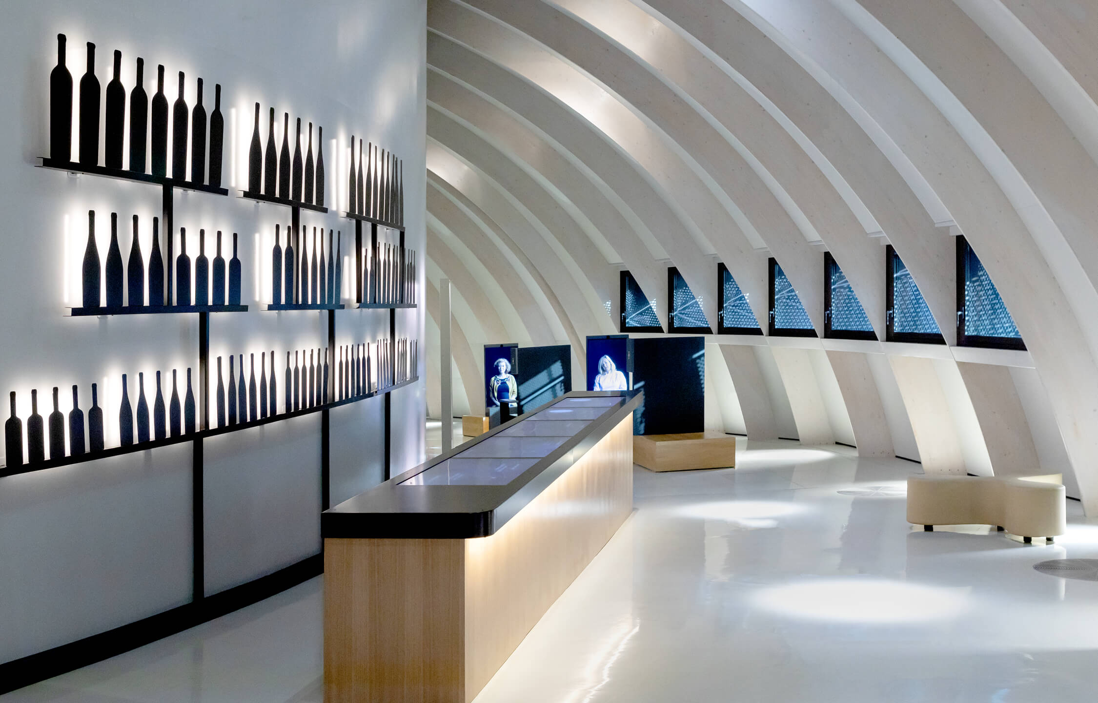 Pour habiller le mur de l'espace le vin et moi de la cité du vin, ichetkar imagine les étagères d'un bar en metal noir et rétro éclairé façon ombre chinoise