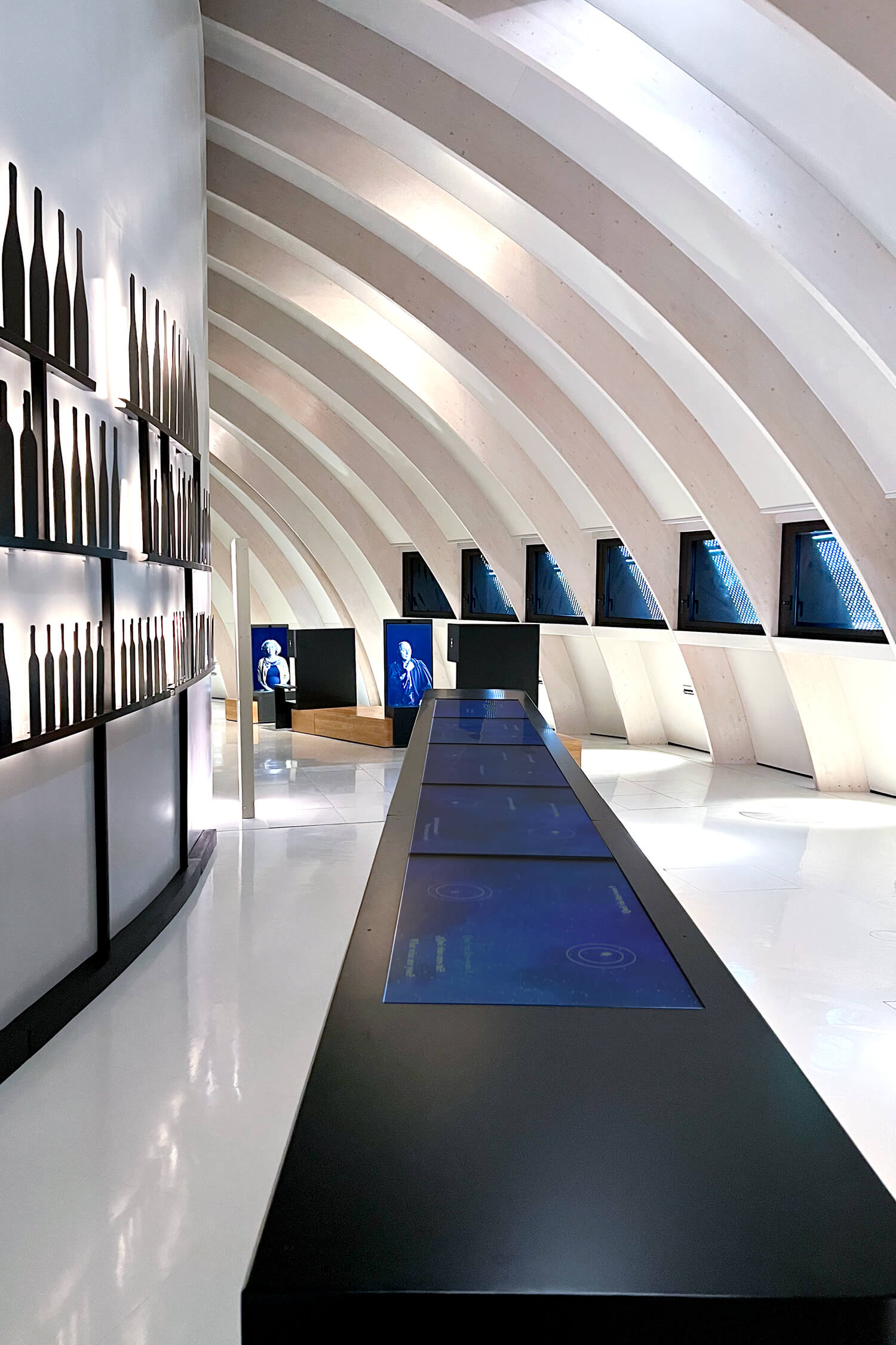 Ichetkar design le décor de l'espace le vin et moi, bouteilles et étagère en ombre chinoise et rétro éclairé.