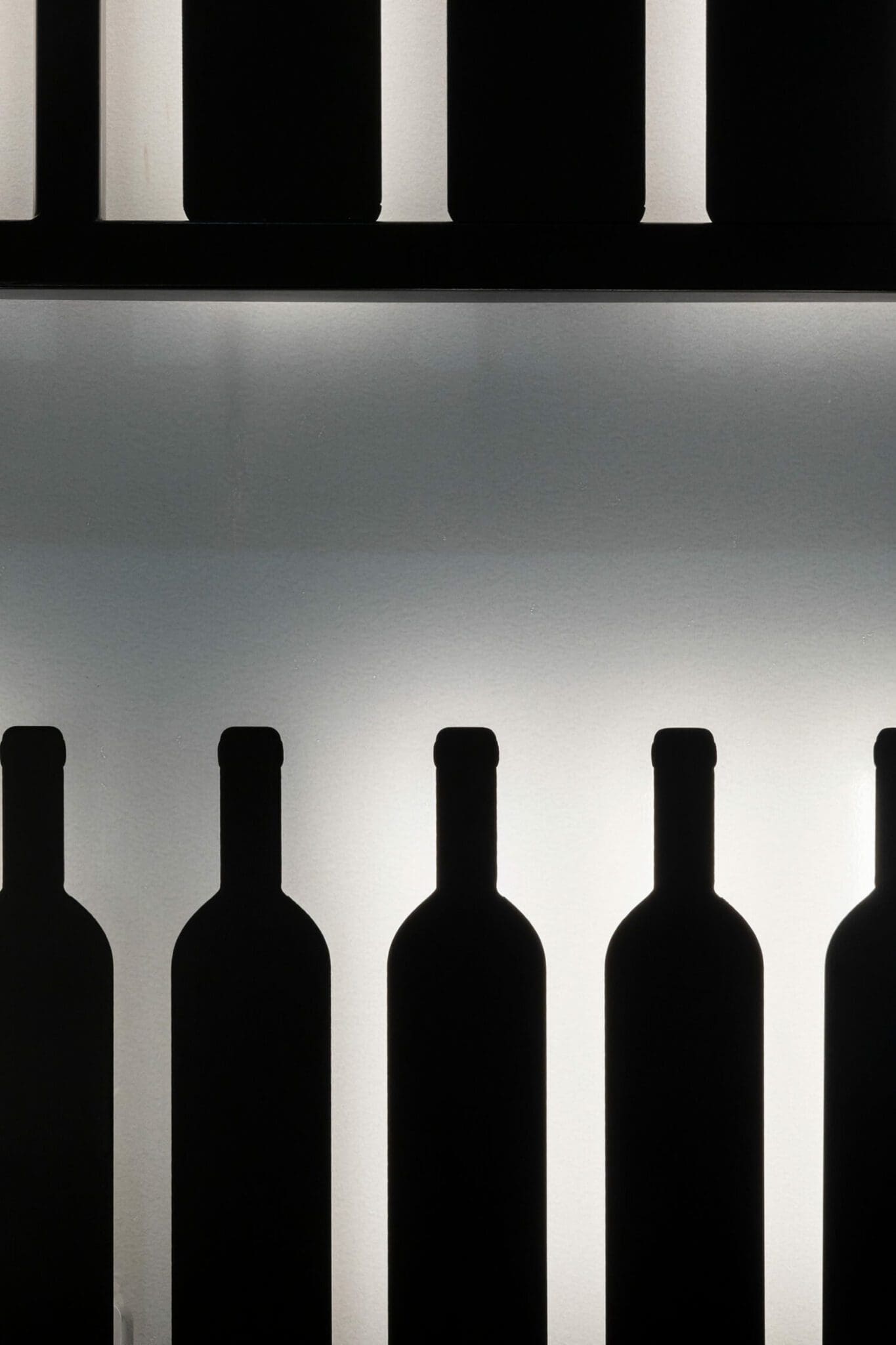 Zoom sur les bouteilles rétro éclairées de l'espace le vin et moi à la cité du vin de Bordeaux, design IchetKar
