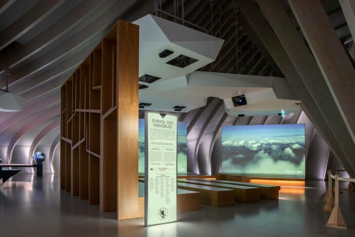 Ichetkar révolutionne la signalétique de la Cité du Vin à Bordeaux, alliant ambition et élégance pour guider le visiteur avec sérénité lors du renouvellement du parcours permanent