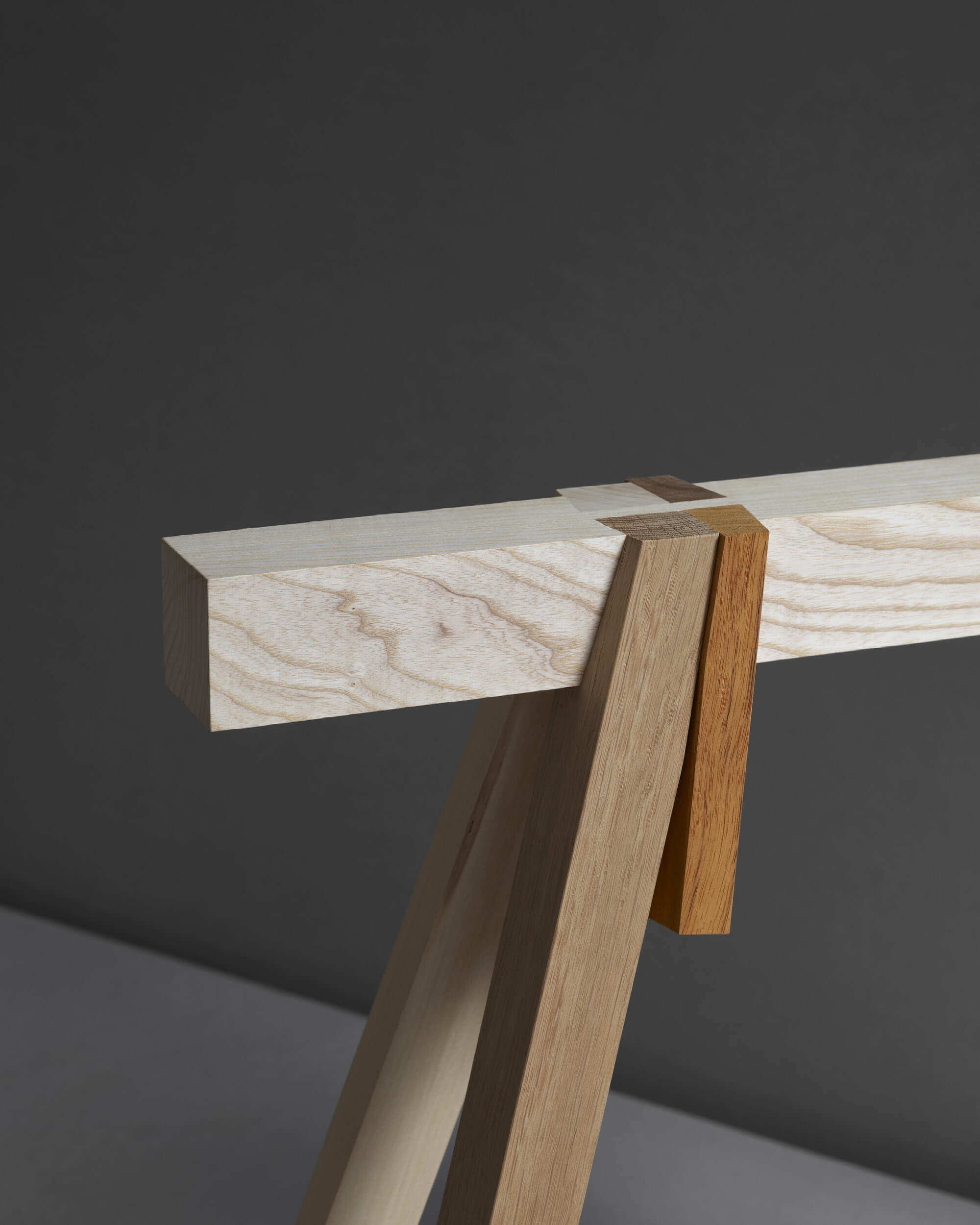 un tréteaux ingénieux. Perron et frères, ébéniste fait partie du studio épure au sein de l’exposition in situ dont le commissariat de la 7e édition de la Biennale Émergences est confié aux créatrices Helena Ichbiah/ Ichetkar et Véronique Maire