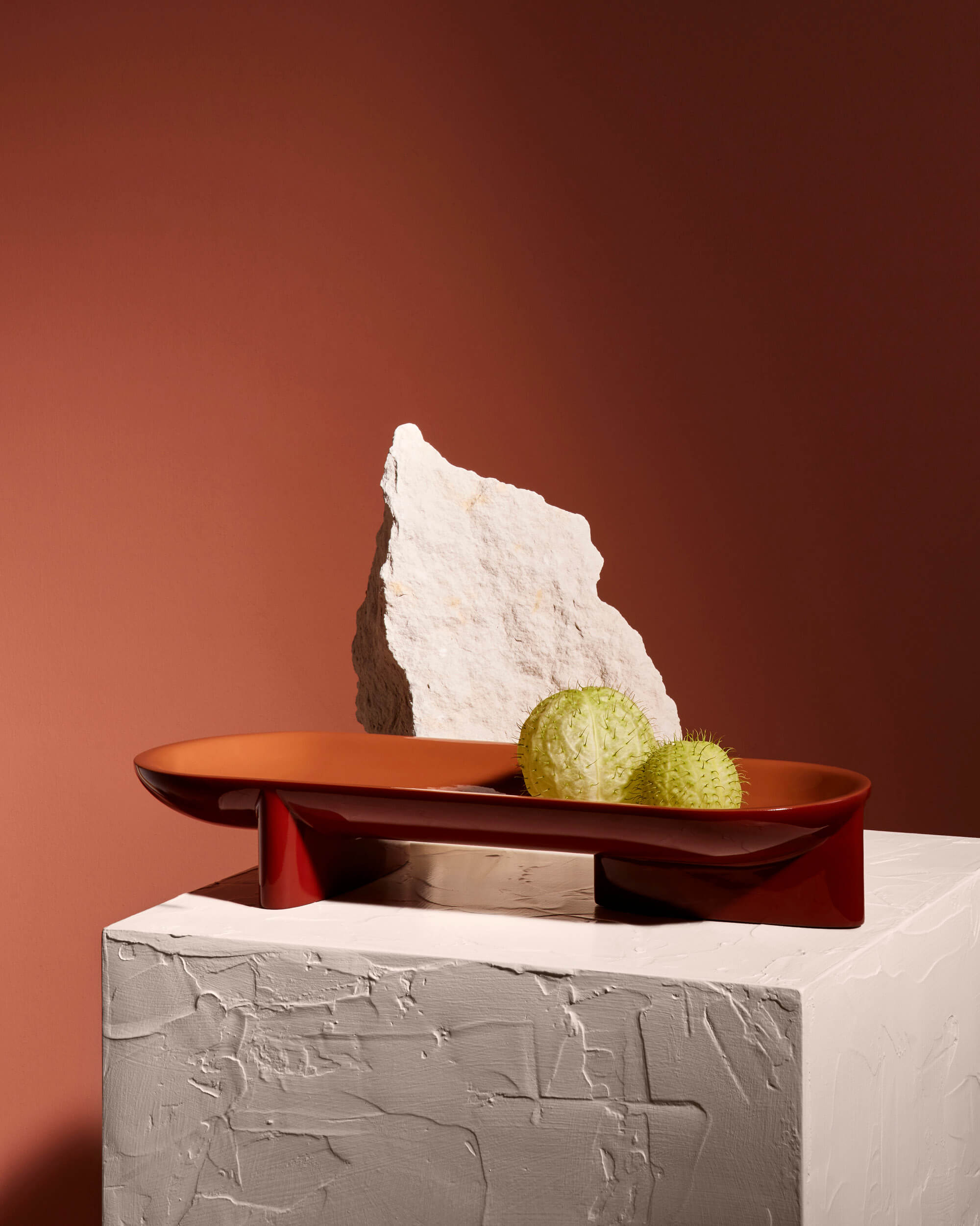 céramique au style apaisé, généreux et soigné. Guillaume Delvigne designer fait partie du studio épure au sein de l’exposition in situ dont le commissariat de la 7e édition de la Biennale Émergences est confié aux créatrices Helena Ichbiah/ Ichetkar et Véronique Maire