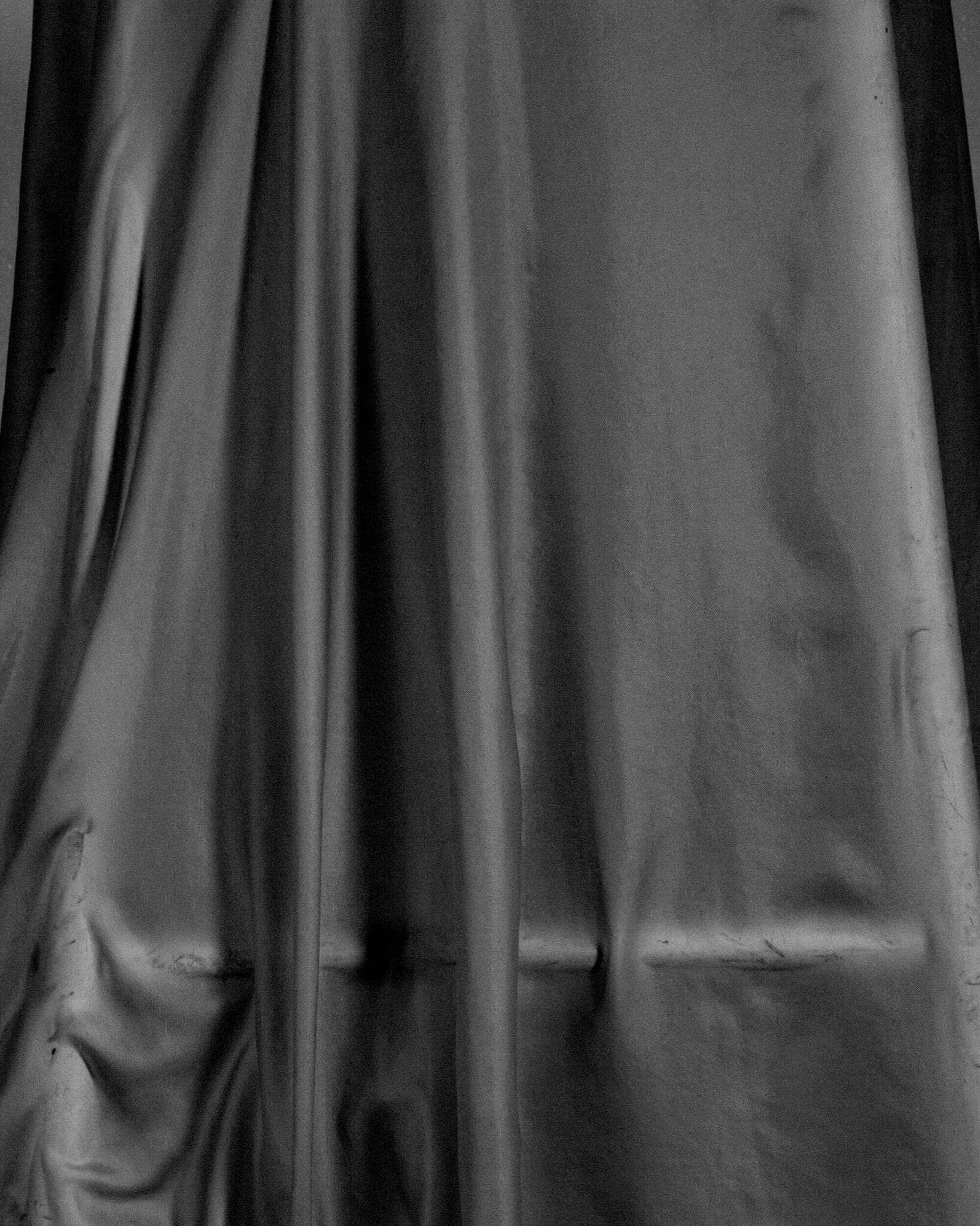 zoom sur son installation textile noir et blanc. Liv Mathilde Mechin, artiste et designer textile fait partie du studio matière au sein de l’exposition in situ dont le commissariat de la 7e édition de la Biennale Émergences est confié aux créatrices Helena Ichbiah/ Ichetkar et Véronique Maire