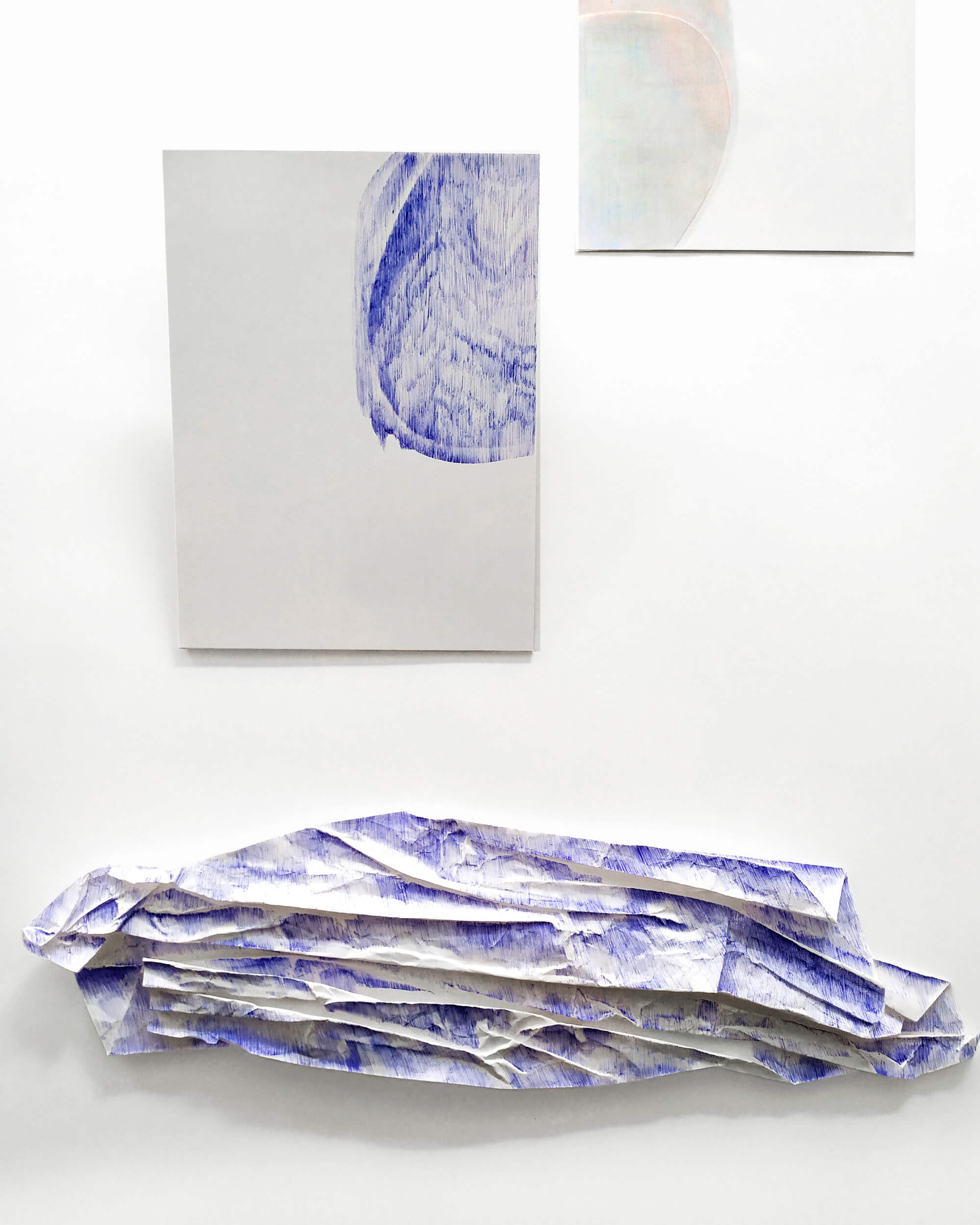 dessin proche d’un tissage dessiné. Liv Mathilde Mechin, artiste et designer textile fait partie du studio matière au sein de l’exposition in situ dont le commissariat de la 7e édition de la Biennale Émergences est confié aux créatrices Helena Ichbiah/ Ichetkar et Véronique Maire