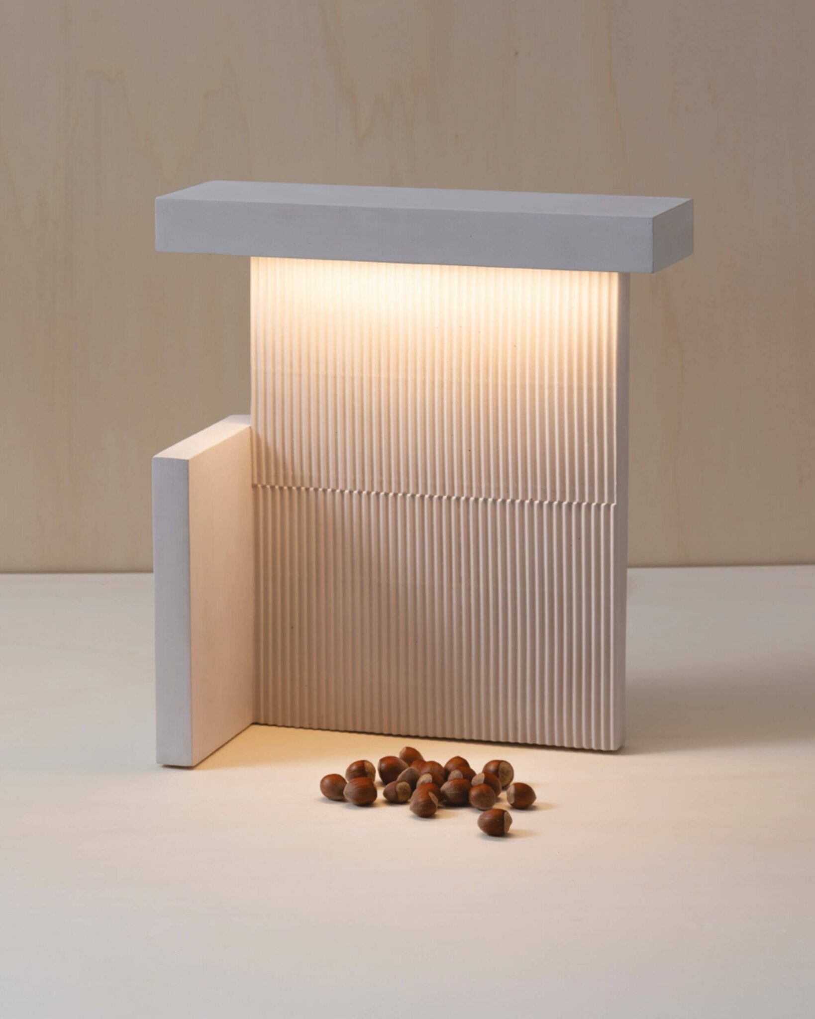 nouveau projet avec Atelier Sedap, manufacture d’ornements et de luminaires en plâtre. Normal Studio designer fait partie du studio matière au sein de l’exposition in situ dont le commissariat de la 7e édition de la Biennale Émergences est confié aux créatrices Helena Ichbiah/ Ichetkar et Véronique Maire