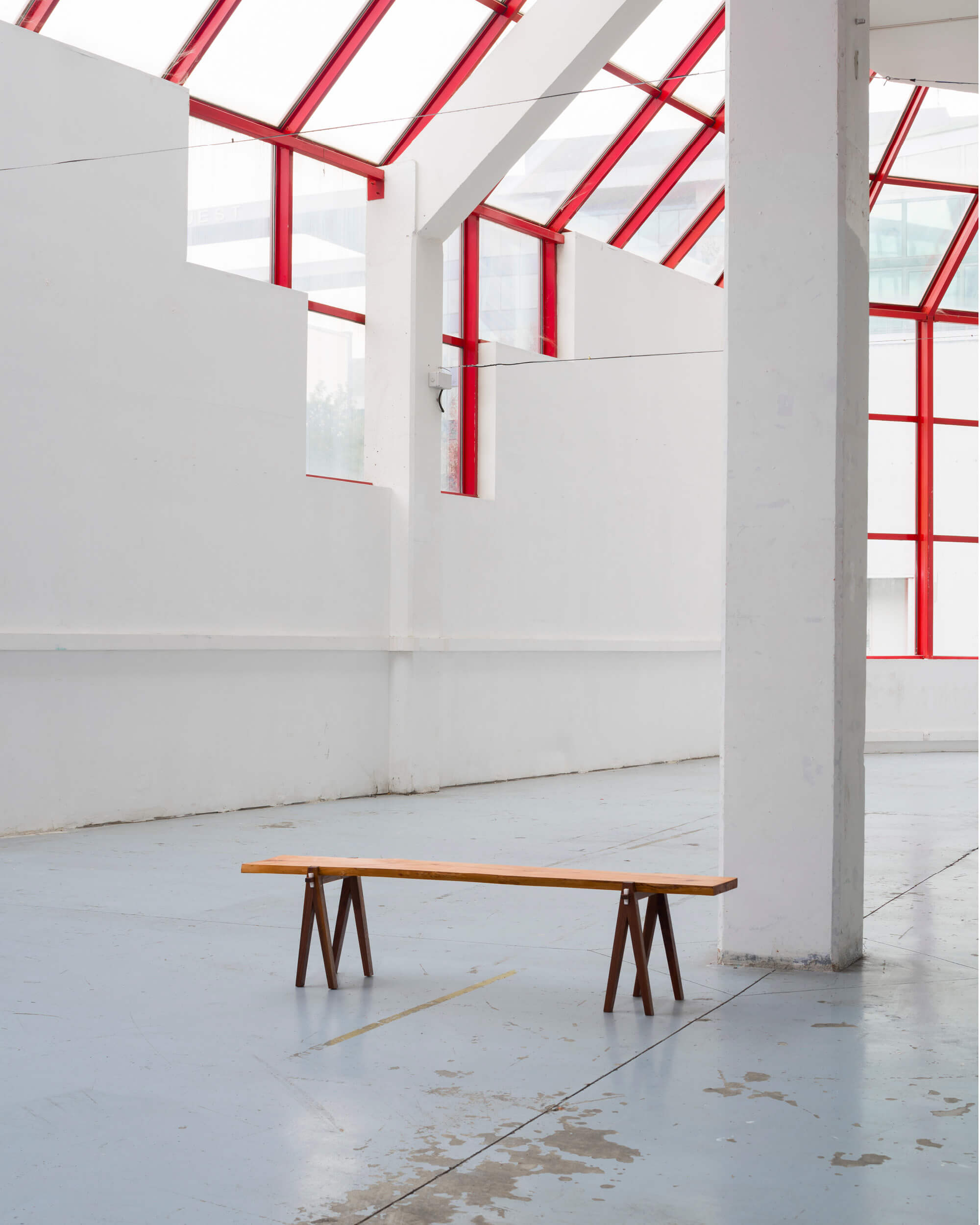 banc épuré et sophistiqué. Materra - matang, architecte et ébéniste, fait partie du studio matière au sein de l’exposition in situ dont le commissariat de la 7e édition de la Biennale Émergences est confié aux créatrices Helena Ichbiah/ Ichetkar et Véronique Maire