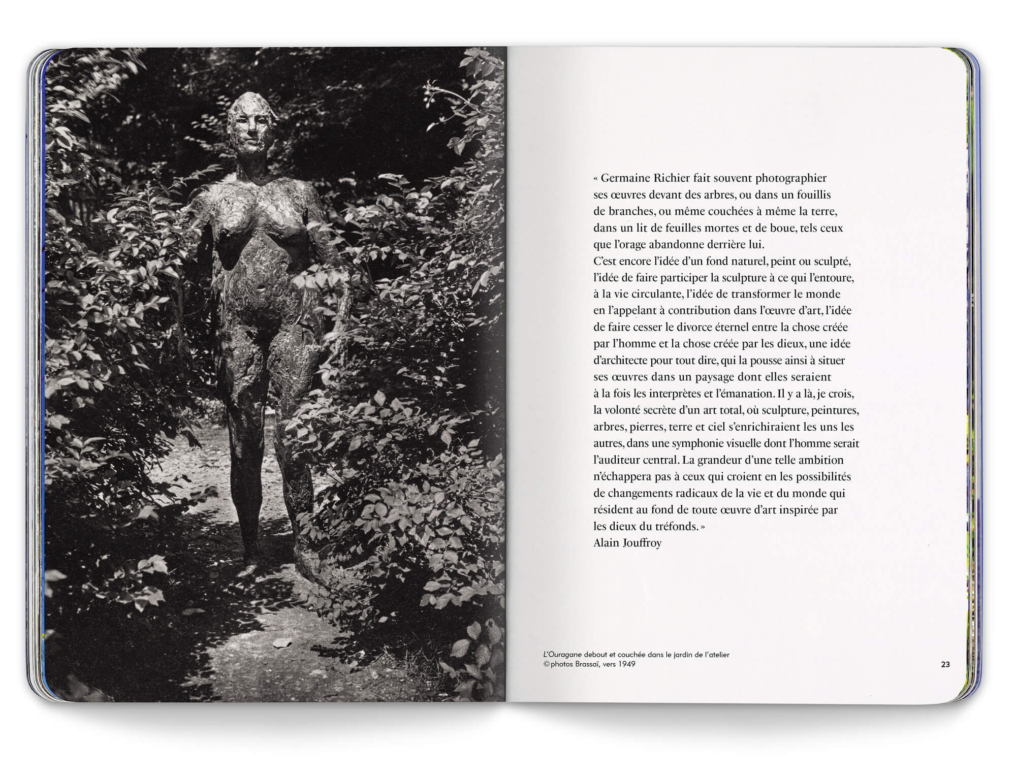 Photographie d'archive de la sculpture L'ouragane, photographié par Brassaï vers 1949 et présenté dans le livre d'artiste Germaine Richier la méditerranéenne, direction artistique de la monographie IchetKar