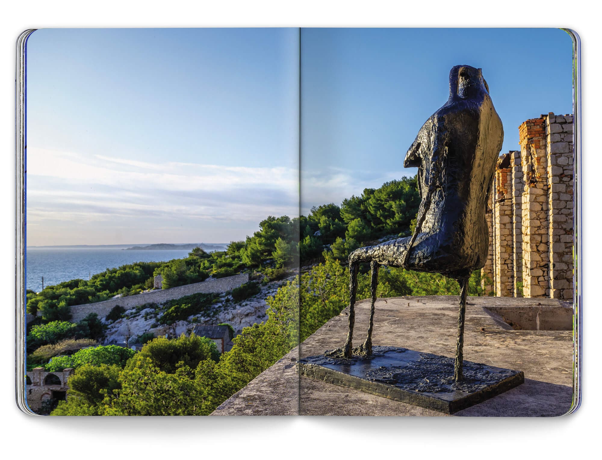 La sculpture L'Eau de Germaine Richier présenté dans le catalogue d'artiste sous la direction artistique d'IchetKar