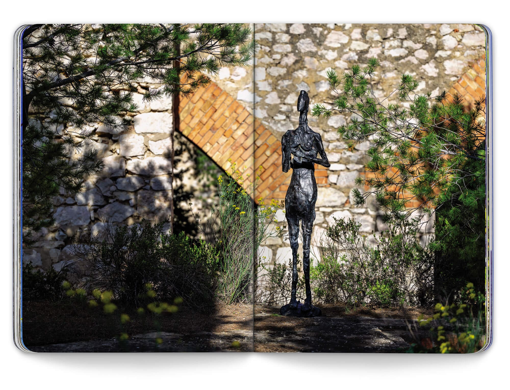 La sculpture Le Grain de Germaine Richier en plein nature au sein de la friche de l'Escalette à Marseille, design du livre d'artiste par IchetKar