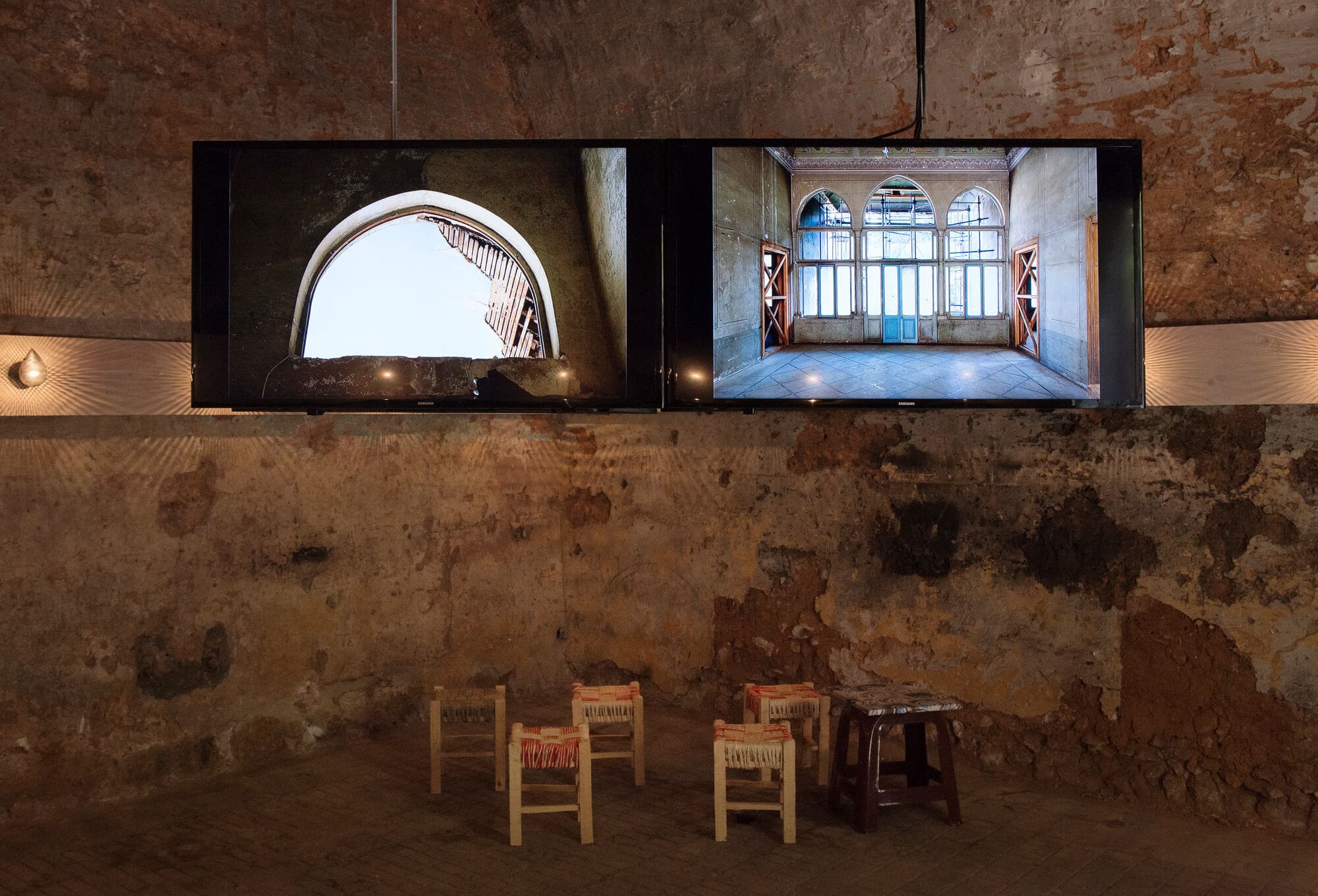 Salle présentant des photographie romantique du bâtiment prise par Colombe Clier pour l'exposition handle with care d'annabel karim kassar, scénographie et graphisme ichetkar
