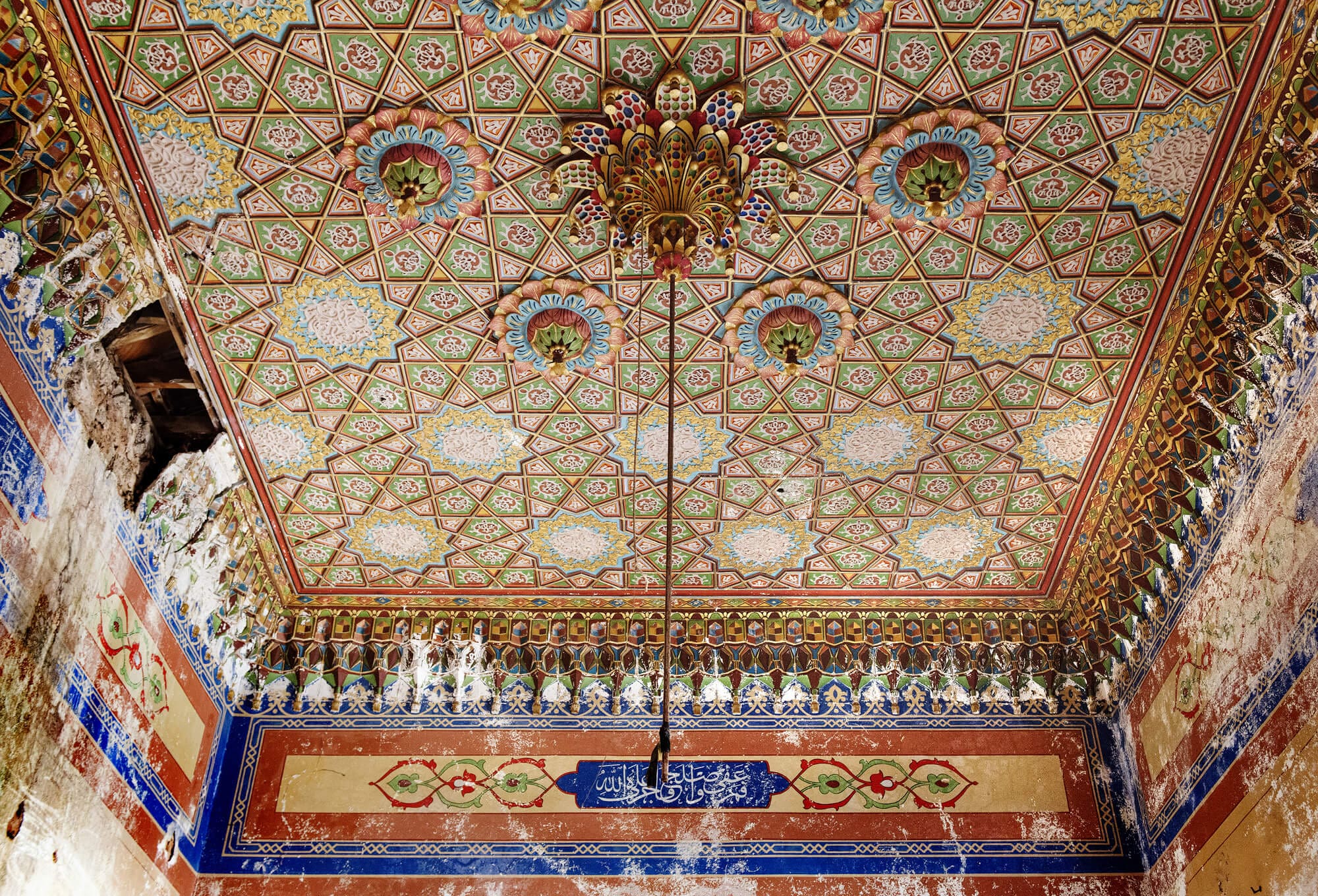 Le plafond du palais a restaurer qui est présenté dans l'exposition handle with care de l'architecte Annabel Karim Kassar, photographie Colombe Clier