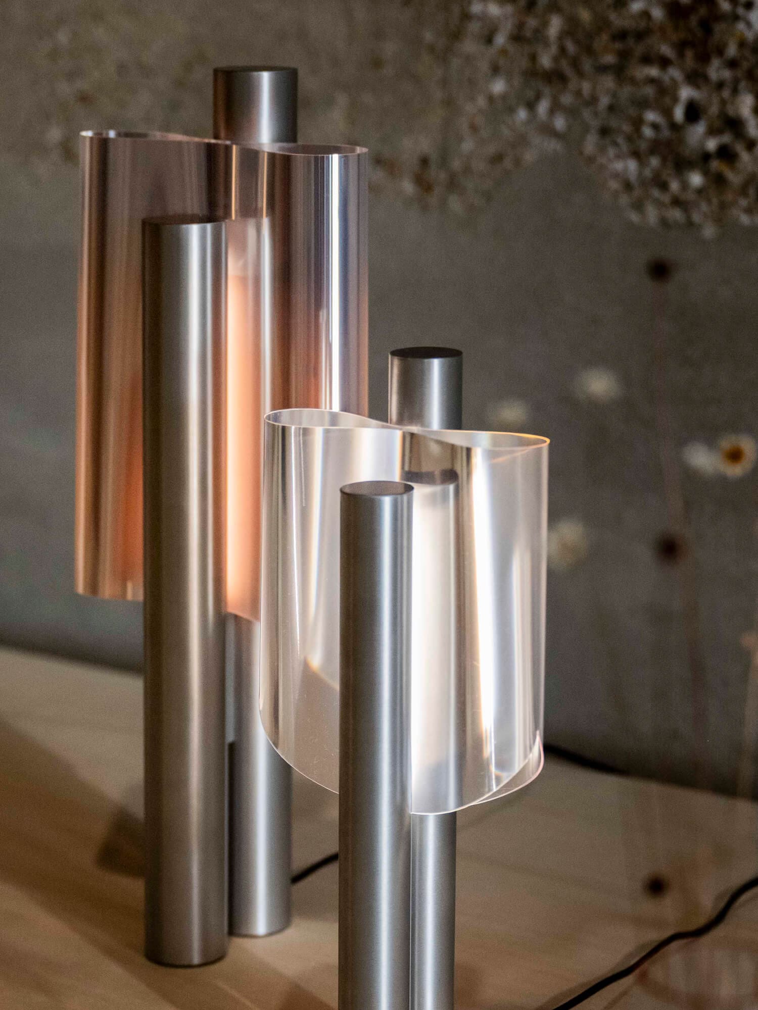 zoom sur les lampes recyclées avec composants d'ordinateur du Studio Quiproquo. Helena Ichbiah (IchetKar) et Véronique Maire aux commandes de la 8ᵉ Biennale Émergences 2025 au 9 ter, aux côtés d'Est Ensemble et 14 Septembre