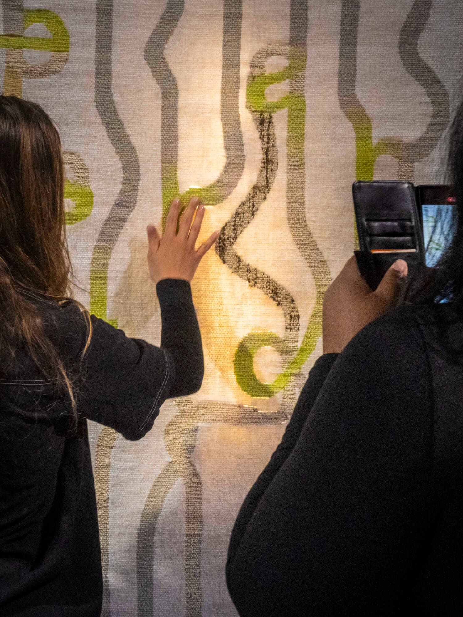 zoom sur les tissages interactifs de Chloé Bensahel du Studio futur archaïques par Helena Ichbiah (IchetKar) et Véronique Maire aux commandes de la 8ᵉ Biennale Émergences 2025 au 9 ter, aux côtés d'Est Ensemble et 14 Septembre