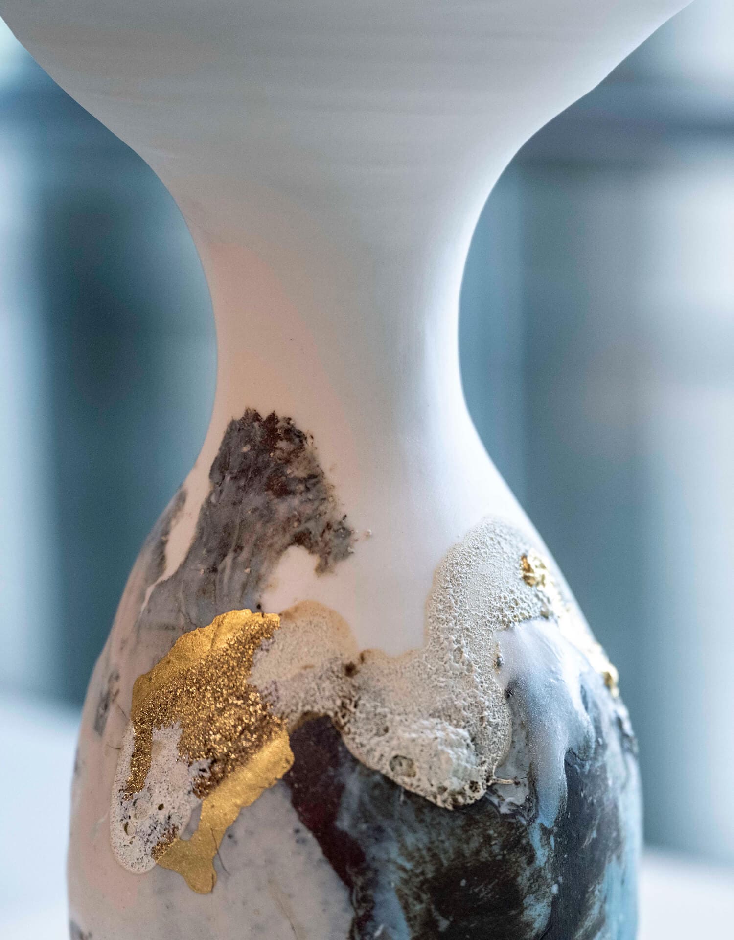 détails de la céramiste Audrey Schaditzk, Helena Ichbiah et Véronique Maire dirigent la 8ᵉ Biennale Émergences 2025 —9 ter avec Est Ensemble et 14 Septembre