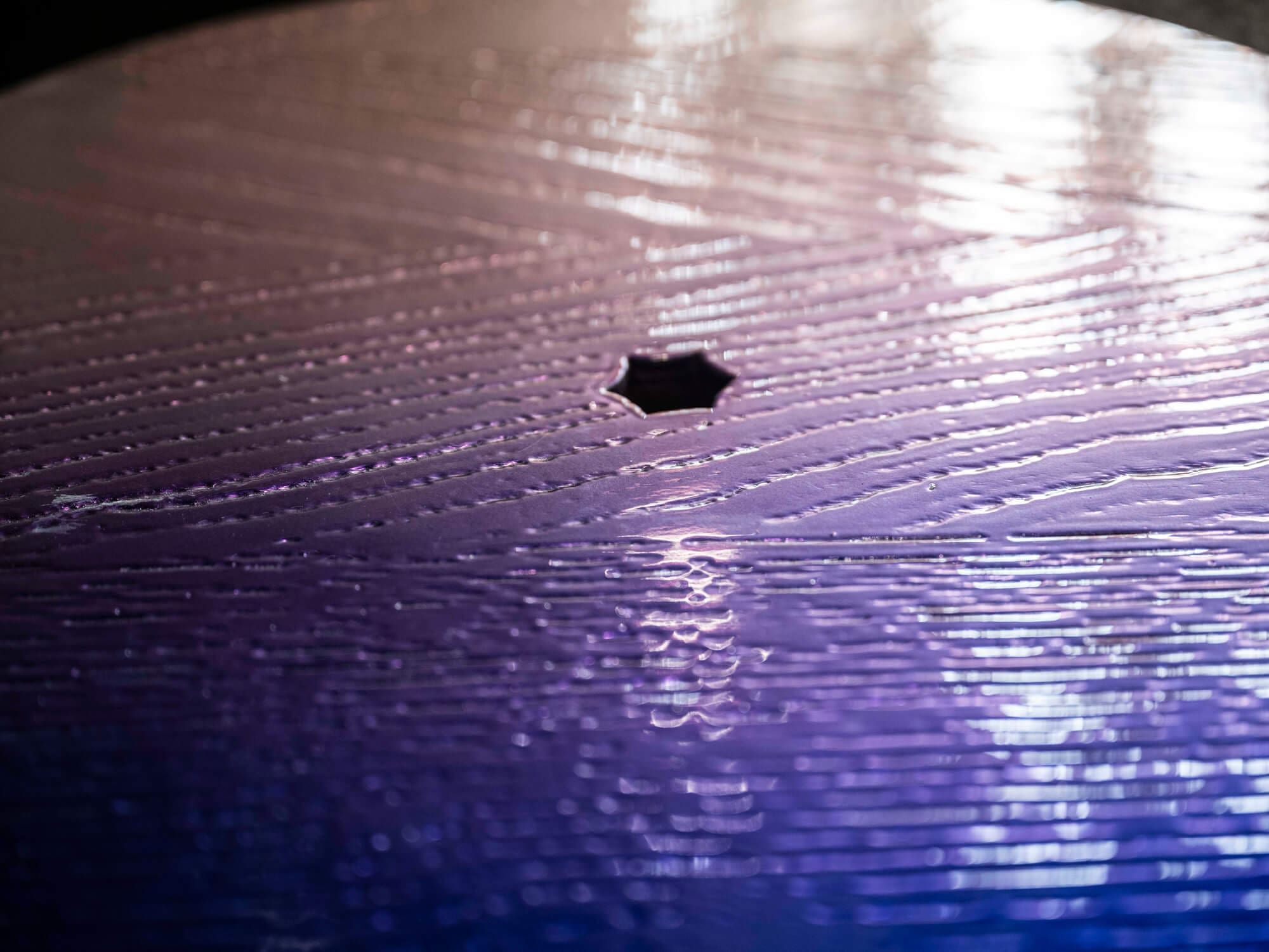Studio ouvrage moderne: zoom sur la table de Grégory Lacoua par Helena Ichbiah (IchetKar) et Véronique Maire aux commandes de la 8ᵉ Biennale Émergences 2025 au 9 ter, aux côtés d'Est Ensemble et 14 Septembre