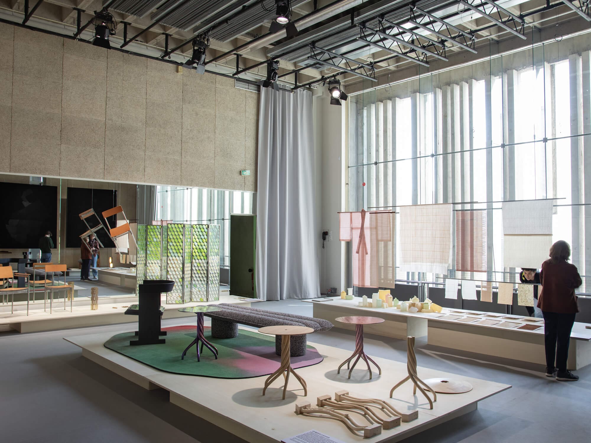 Studio ouvrage moderne avec Grégory Lacoua, , Laurel Parker Book, Atelier ST, Atelier Noue et Julia Trofimova par Helena Ichbiah (IchetKar) et Véronique Maire aux commandes de la 8ᵉ Biennale Émergences 2025 au 9 ter, aux côtés d'Est Ensemble et 14 Septembre
