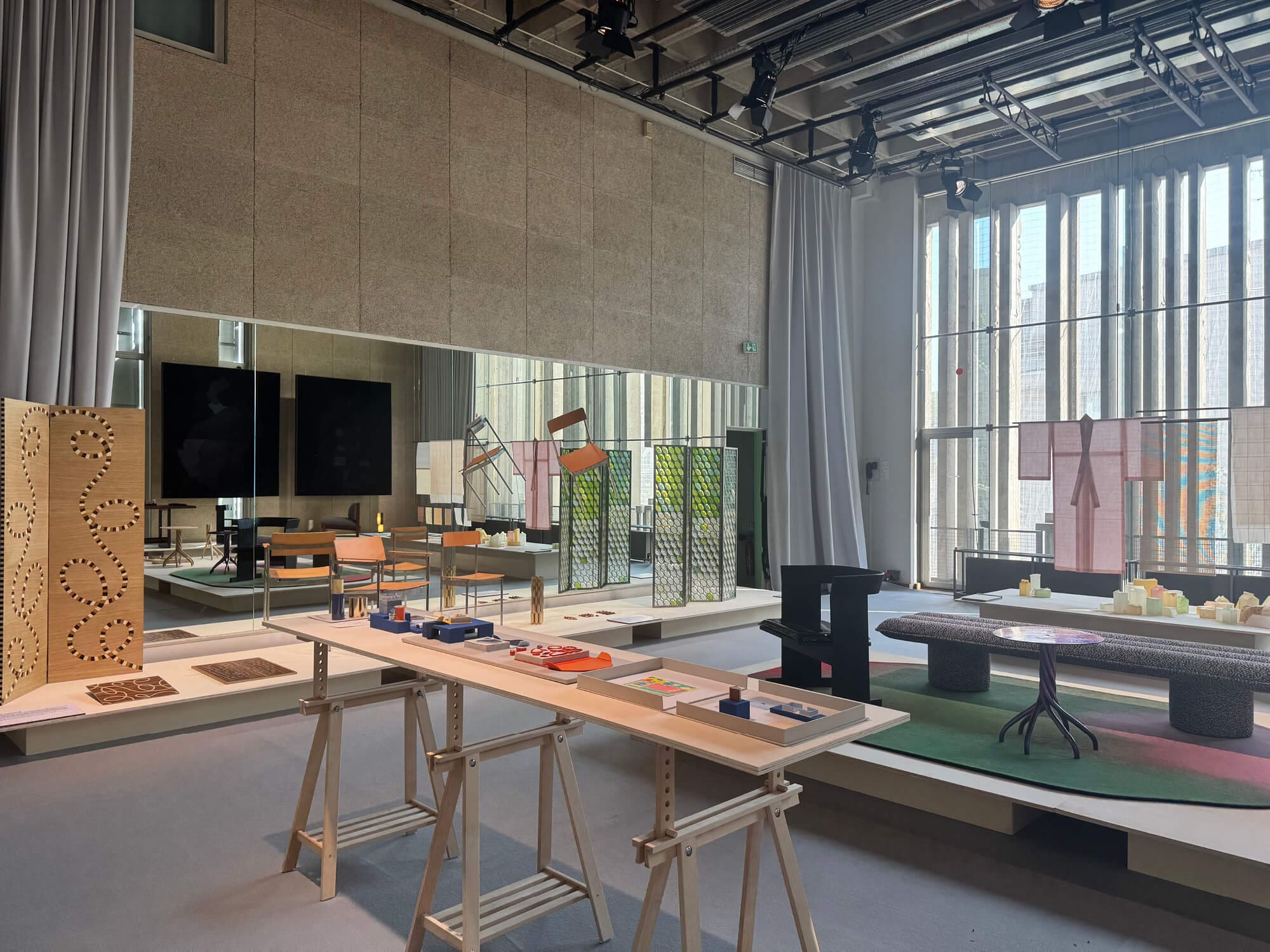 Studio ouvrage moderne avec Grégory Lacoua, P+L Studio, Laurel Parker Book, Atelier Dreieck, Studio Poudre, Atelier ST, Atelier Noue, L’Établissement, Julia Trofimova par Helena Ichbiah (IchetKar) et Véronique Maire aux commandes de la 8ᵉ Biennale Émergences 2025 au 9 ter, aux côtés d'Est Ensemble et 14 Septembre