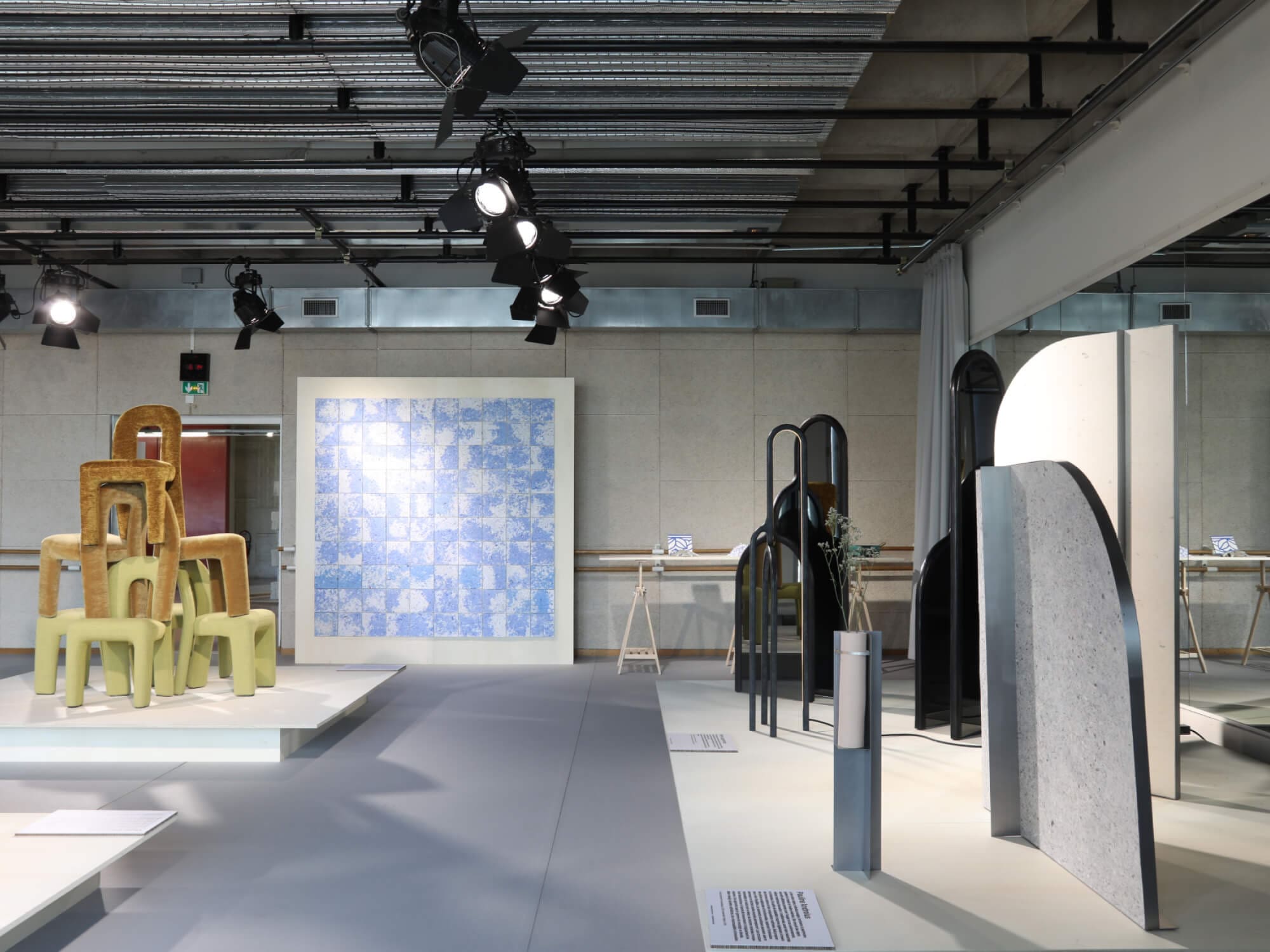 studio Super simple avec Guillaume Delvigne, César Bazaar, Pierre Lapeyronnie, Pauline Androlus. Nouvelle édition de la Biennale Émergences 2025 : métiers d'art — 9 ter, commissariat assuré par Helena Ichbiah, Véronique Maire pour Est Ensemble et 14 Septembre