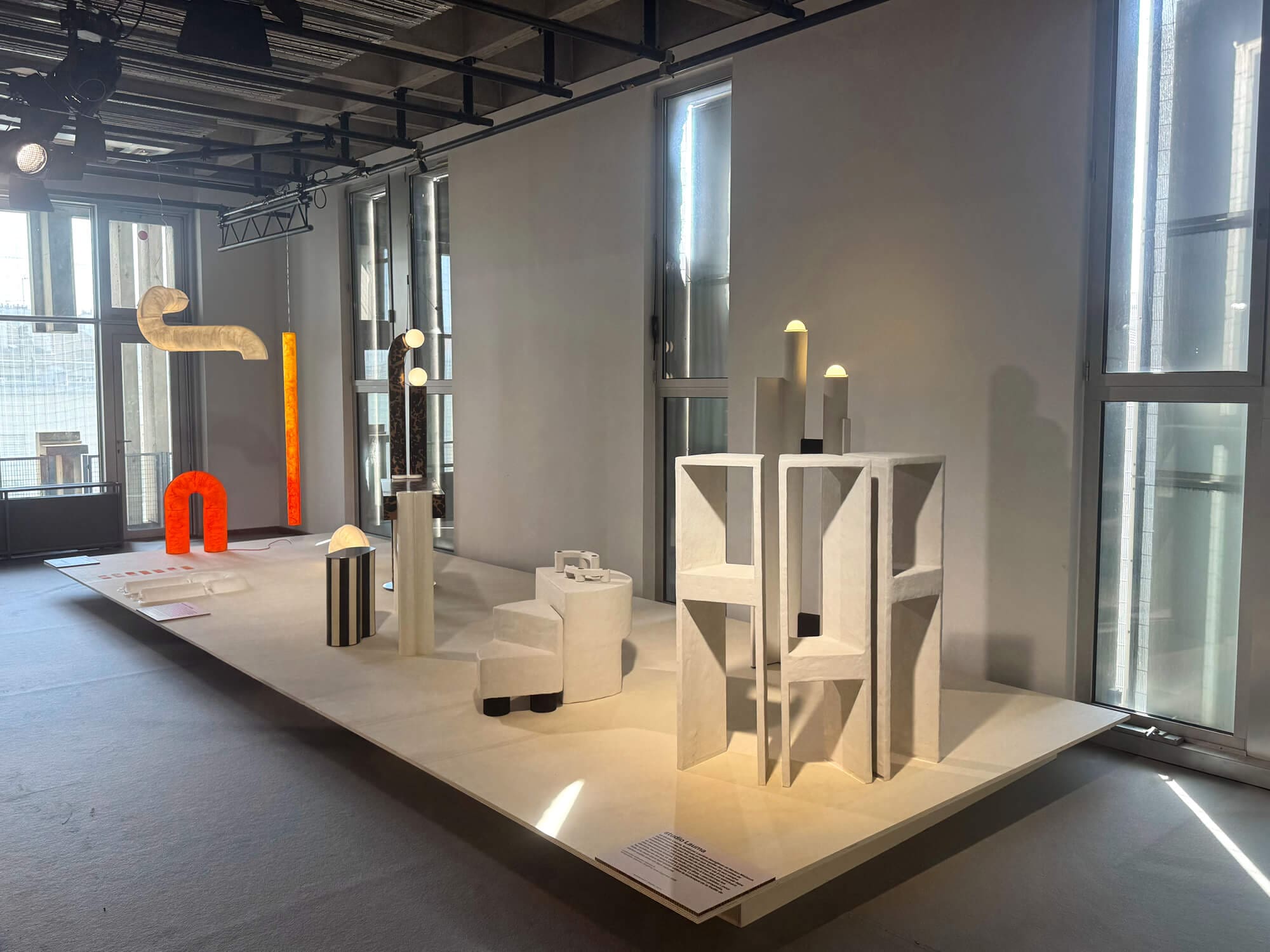 tableau du studio Super simple. Nouvelle édition de la Biennale Émergences 2025 : métiers d'art — 9 ter, commissariat assuré par Helena Ichbiah, Véronique Maire pour Est Ensemble et 14 Septembre